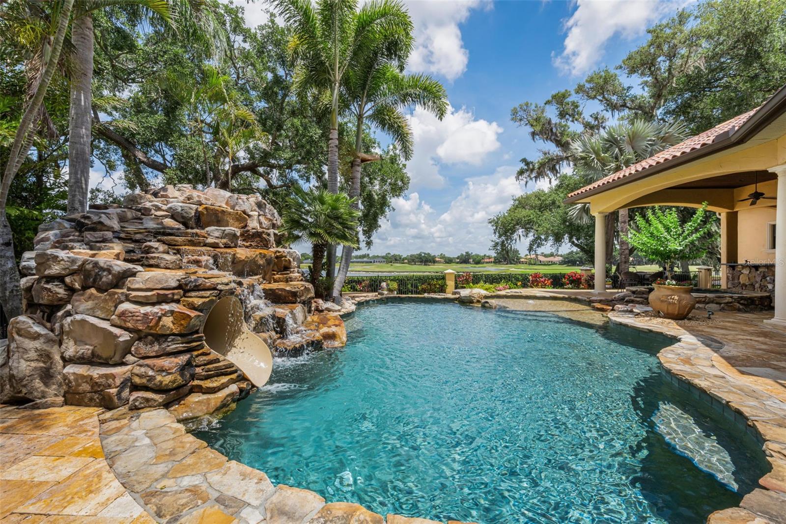 CHAMPIONS CLUB - Residential