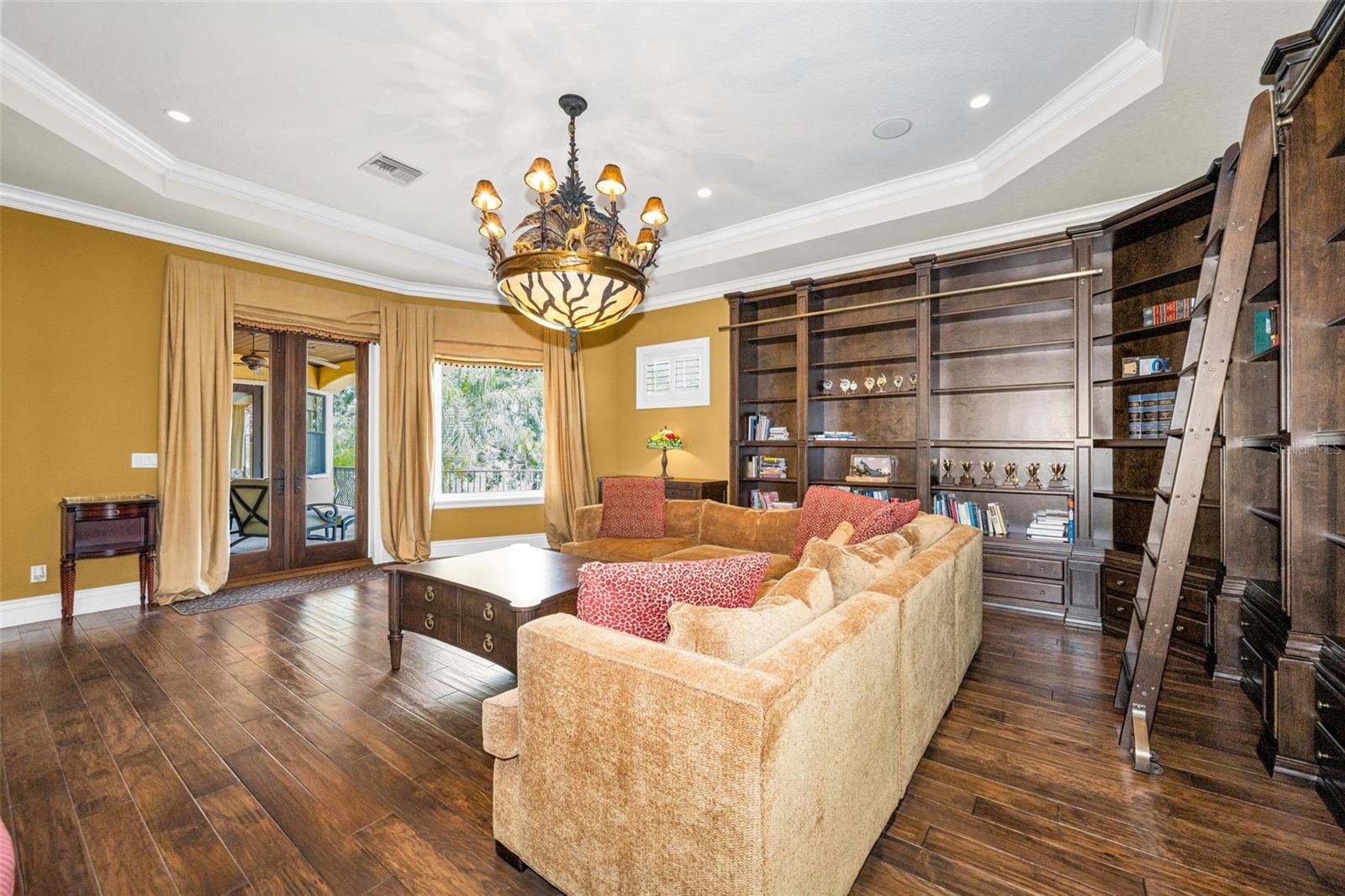 CHAMPIONS CLUB - Residential