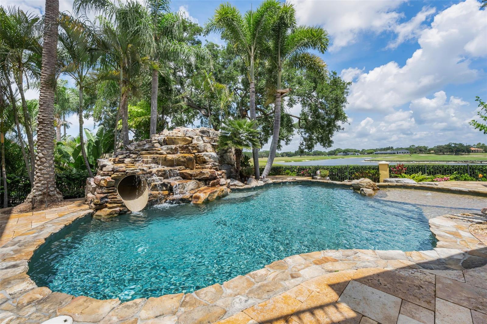 CHAMPIONS CLUB - Residential