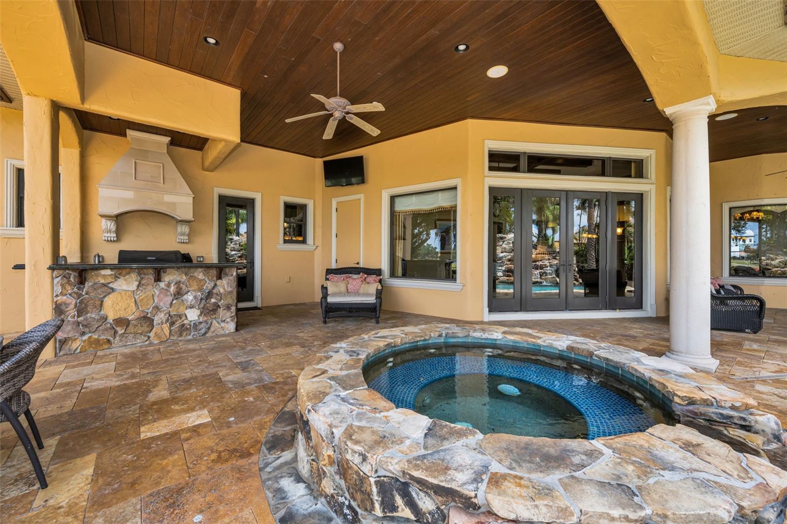 CHAMPIONS CLUB - Residential