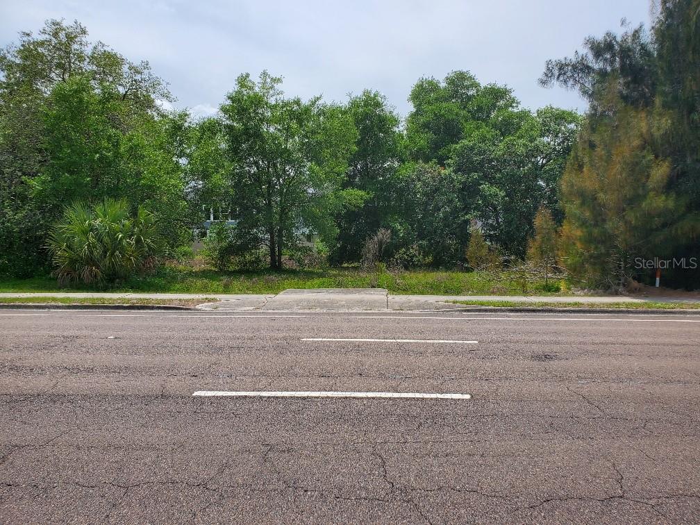 1.14 Acres with 167' frontage on Alafaya Trail. Great site for an office building or small multi-family building with land use / rezone change to medium density residential / office or R2/R3A. Existing small home on west side of property may or may not have value to the buyer.
Property also enjoys a 20' wide ingress/egress easement to Beasley Road.
