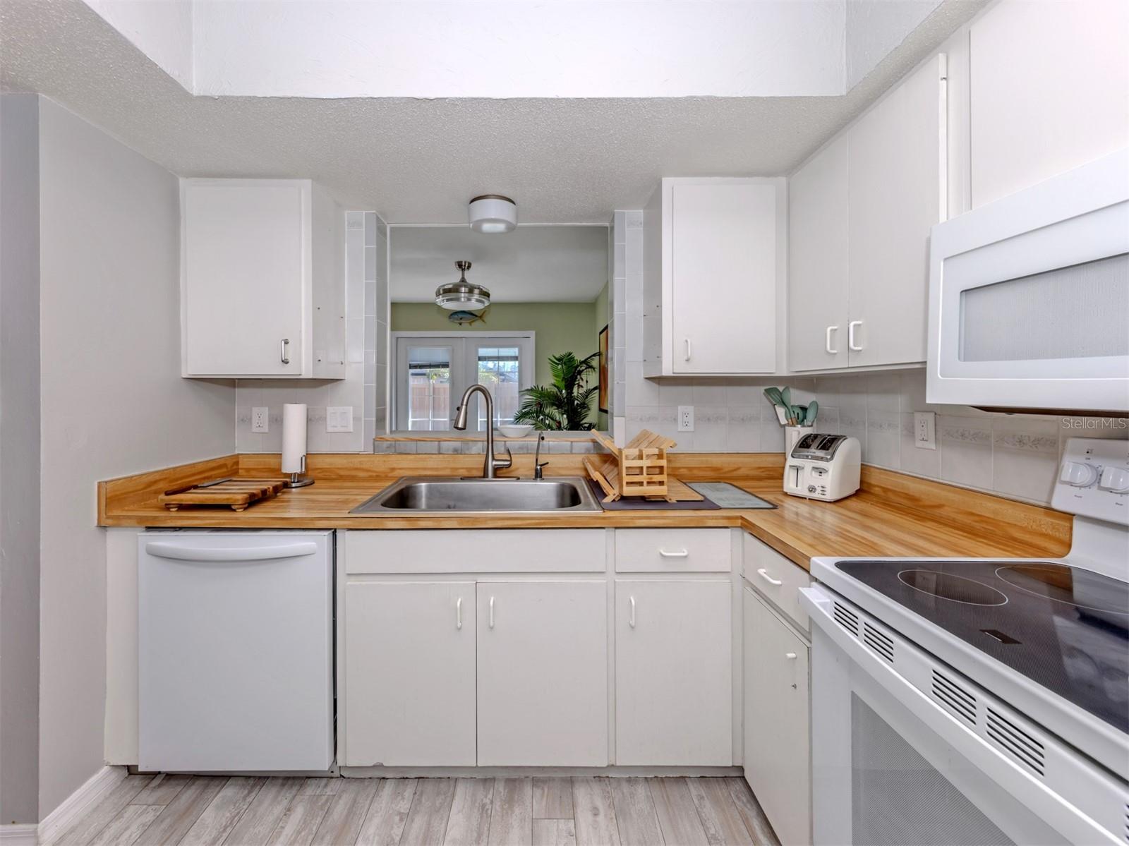 SOUTH VENICE - Residential