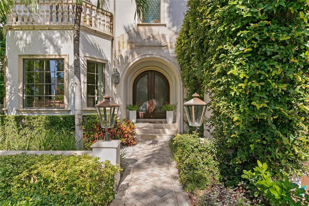 Photo of 25 W Spanish Main Street, Tampa, FL 33609 (MLS # TB8463472)