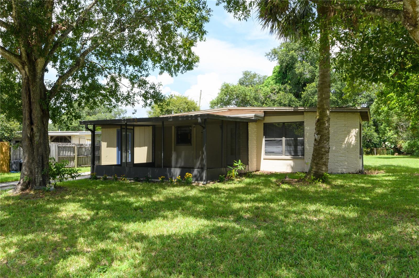 Welcome home to this cozy and versatile 4-bed, 2-bath single-family residence in Sanford—close to everything you need, with no HOA restrictions!
Large screened porch
Easy access to I-4, 417, Sanford Airport — commuting is a breeze
Near local shopping, dining, parks, and schools
Situated in a friendly neighborhood with mature landscaping
