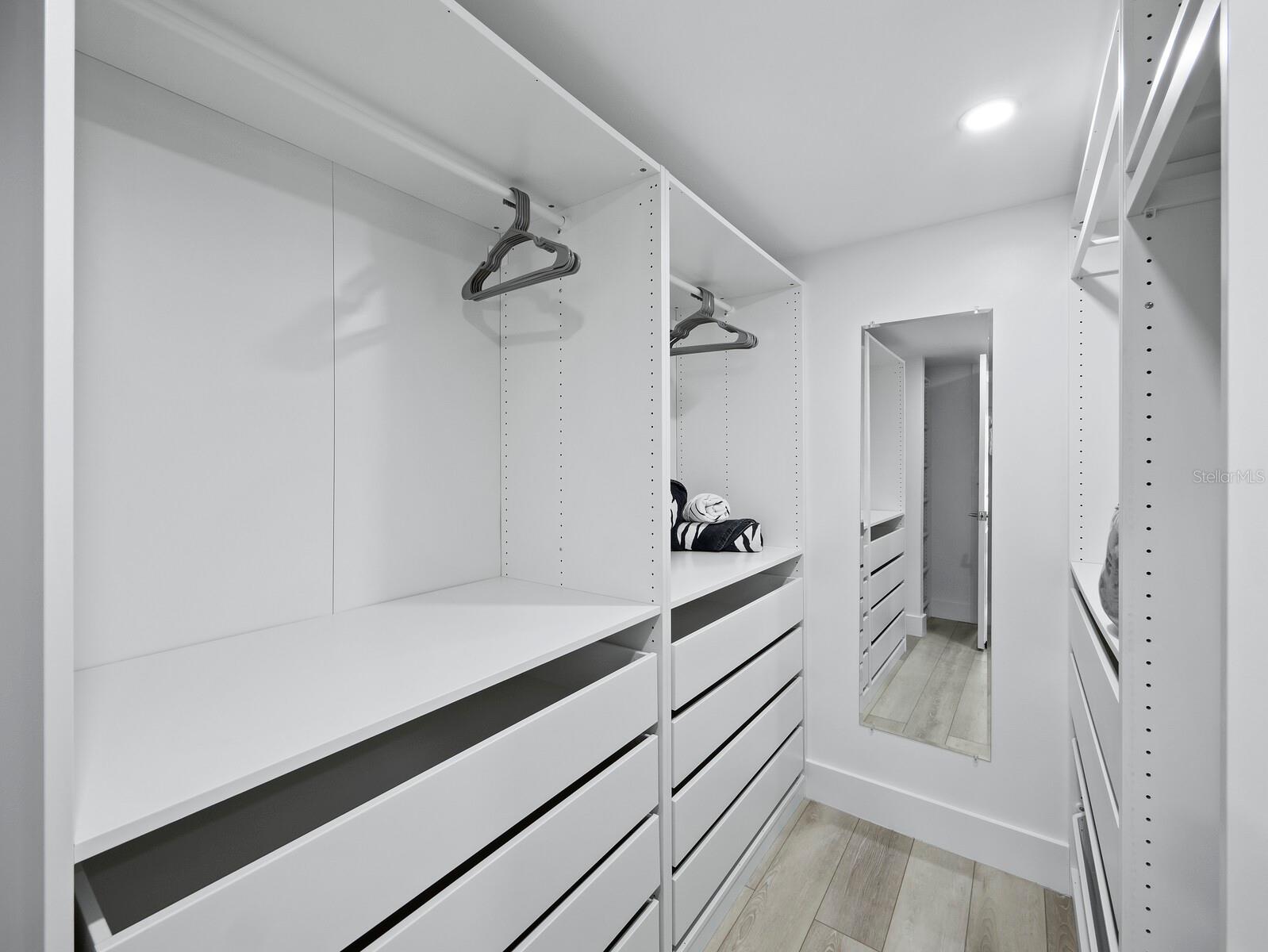 LONGBOAT ARMS - Residential