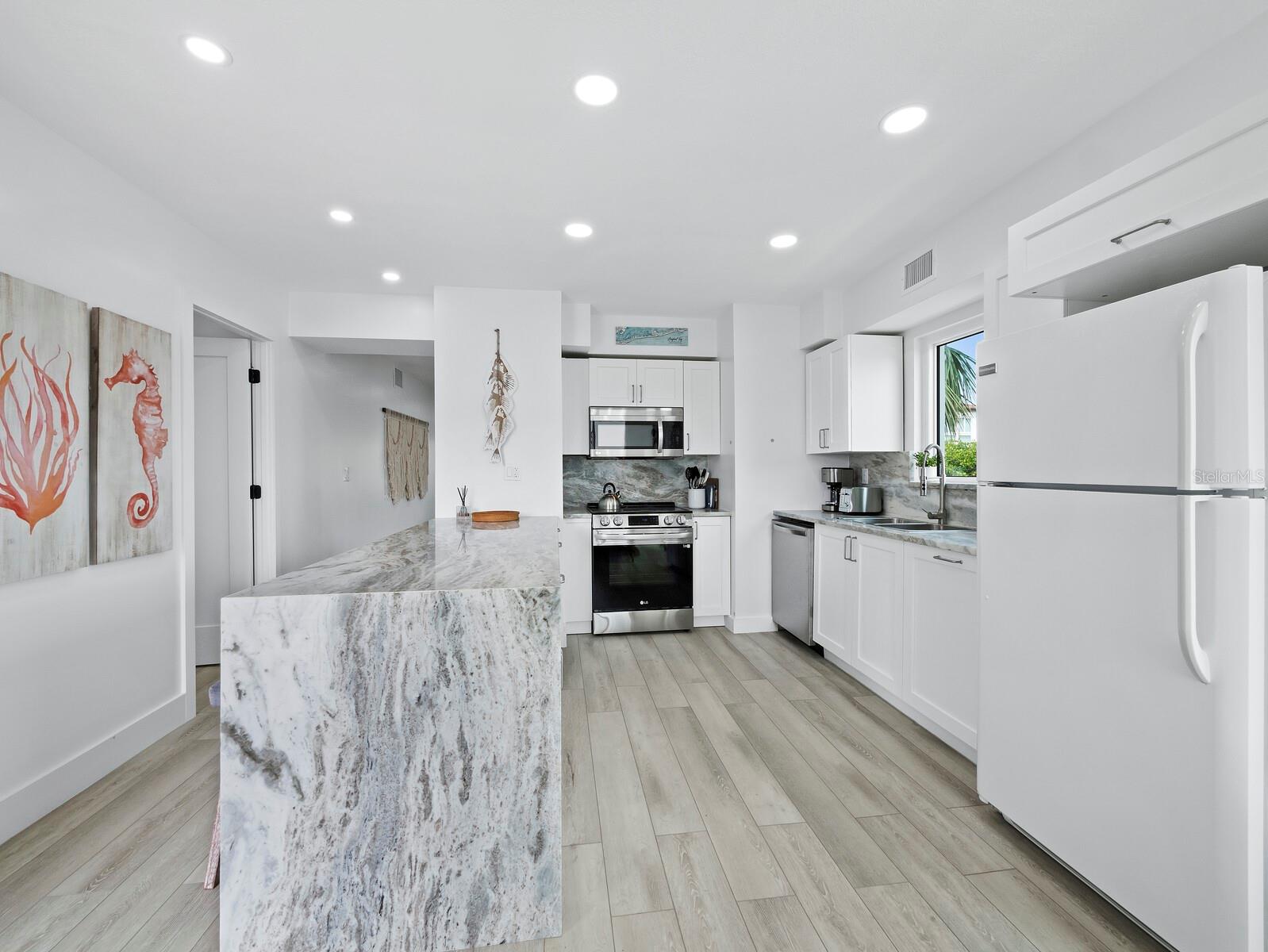 LONGBOAT ARMS - Residential