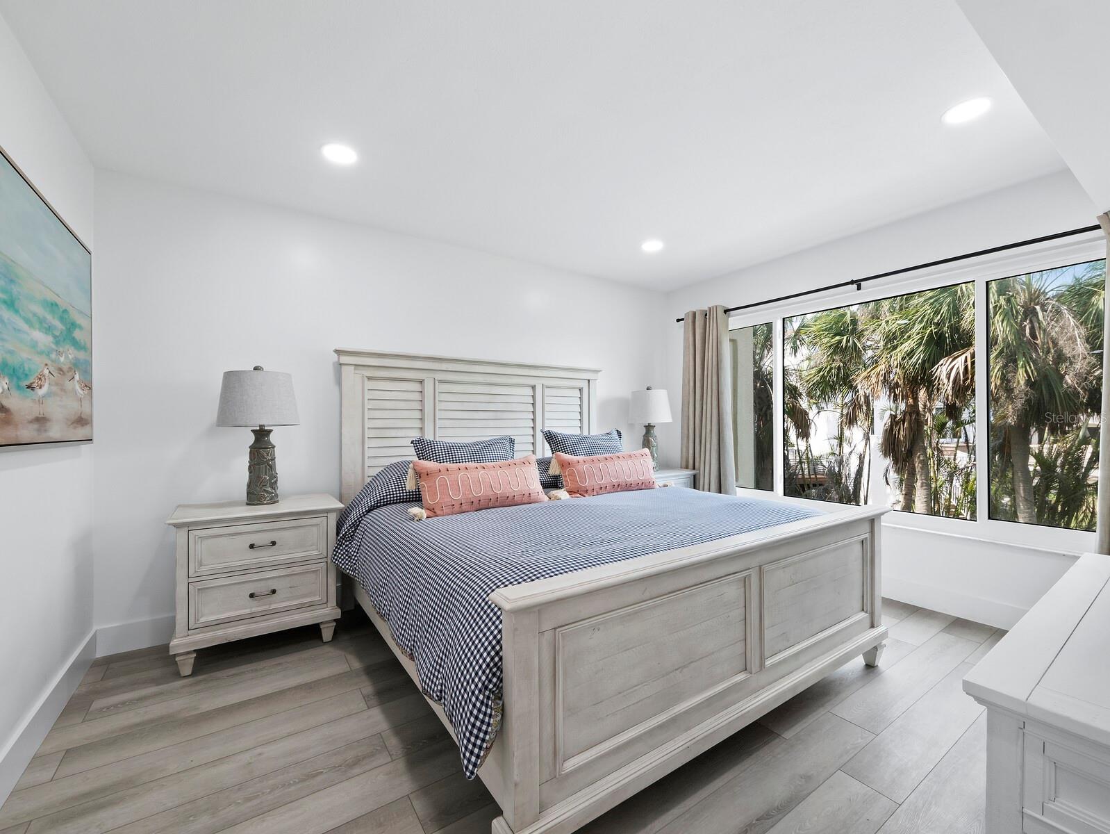 LONGBOAT ARMS - Residential