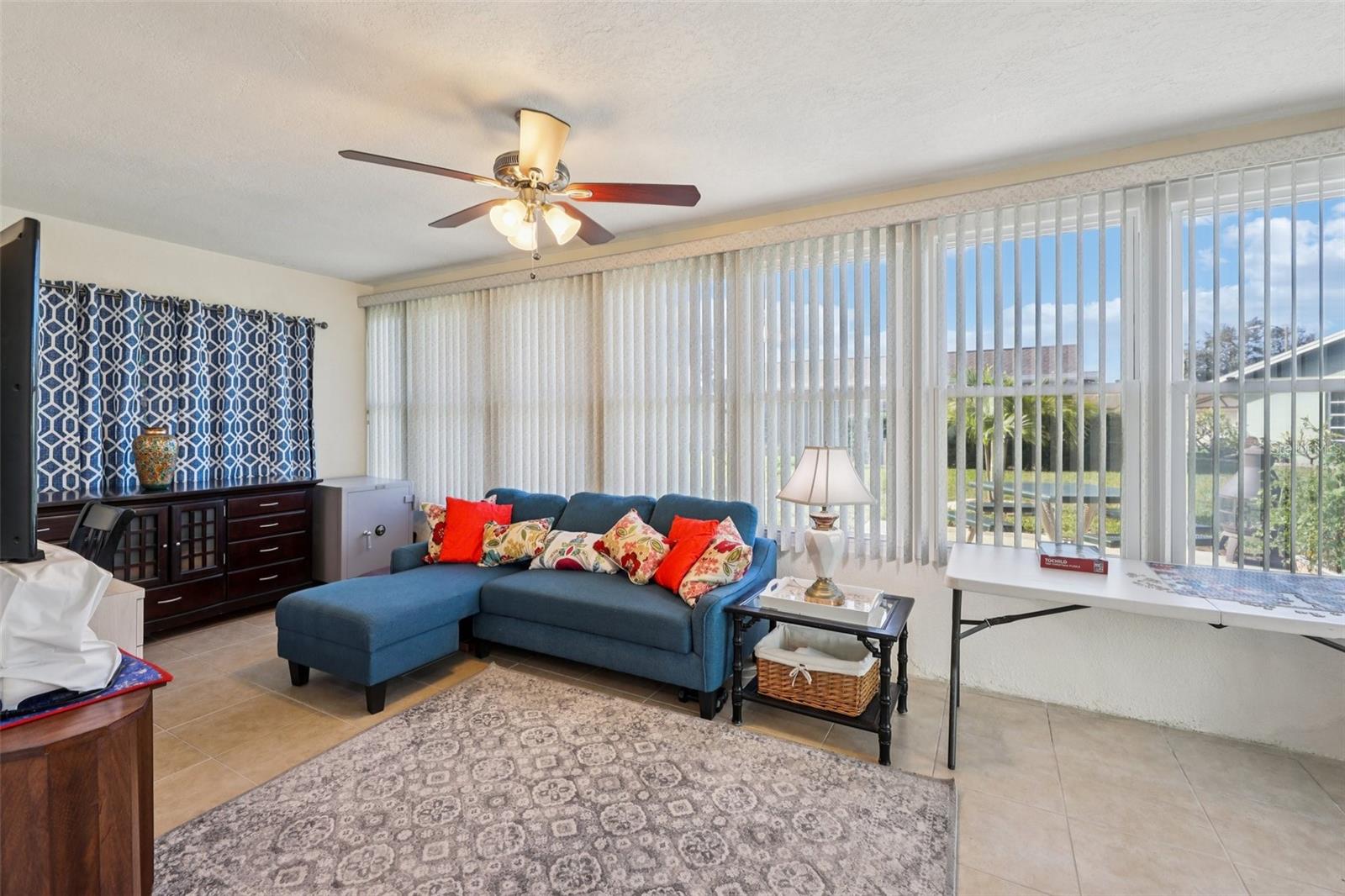 LAKES UNIT I THE - Residential