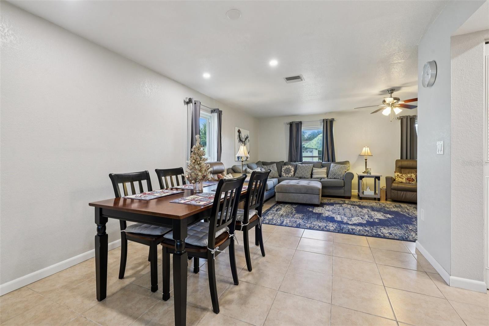 LAKES UNIT I THE - Residential