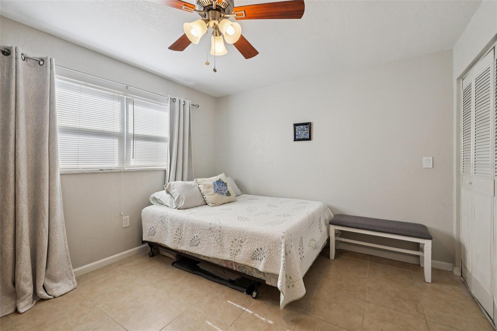 LAKES UNIT I THE - Residential