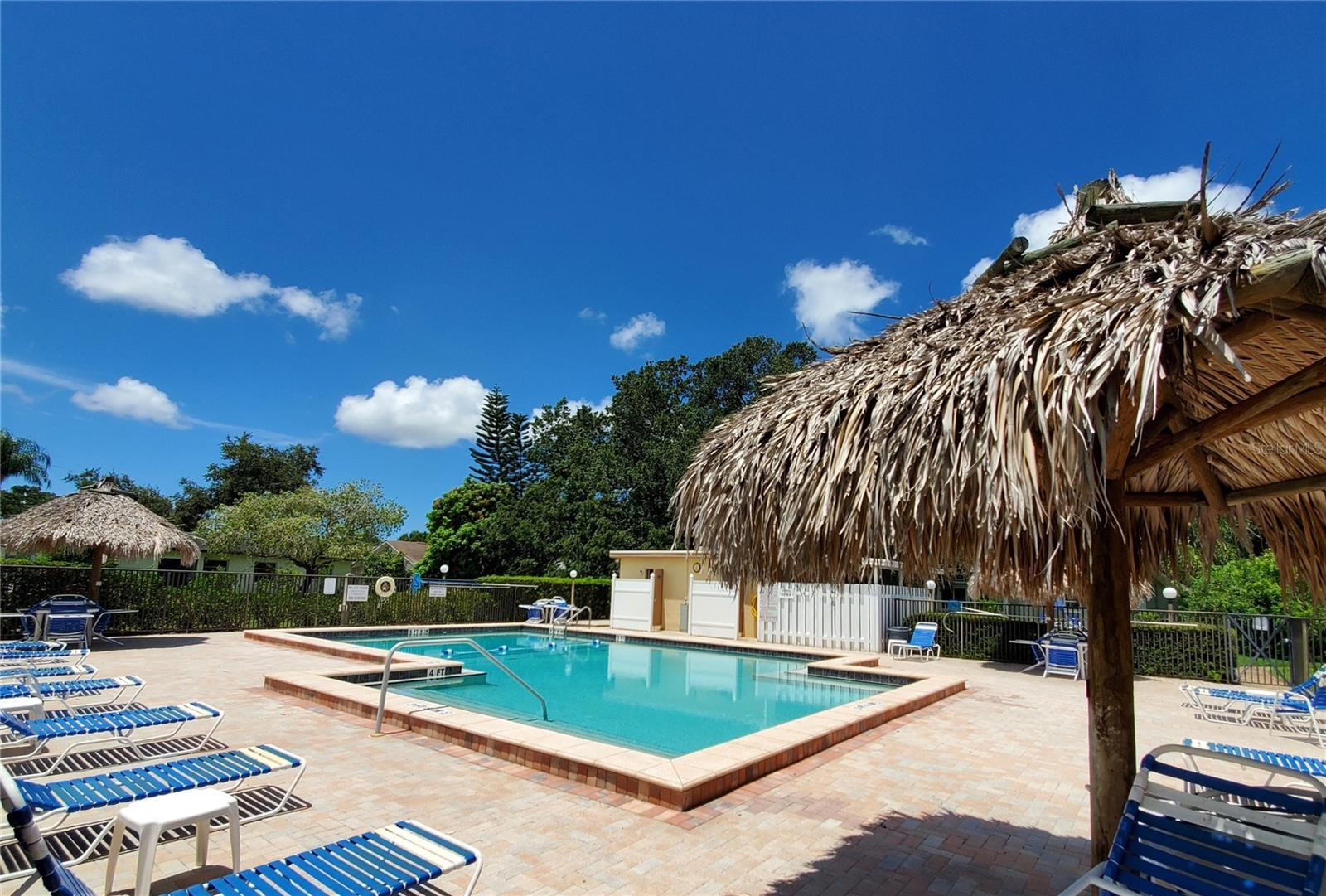 LAKES UNIT I THE - Residential