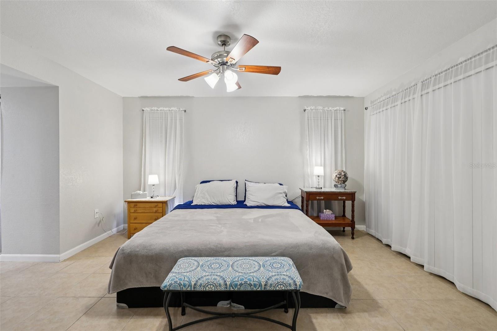 LAKES UNIT I THE - Residential