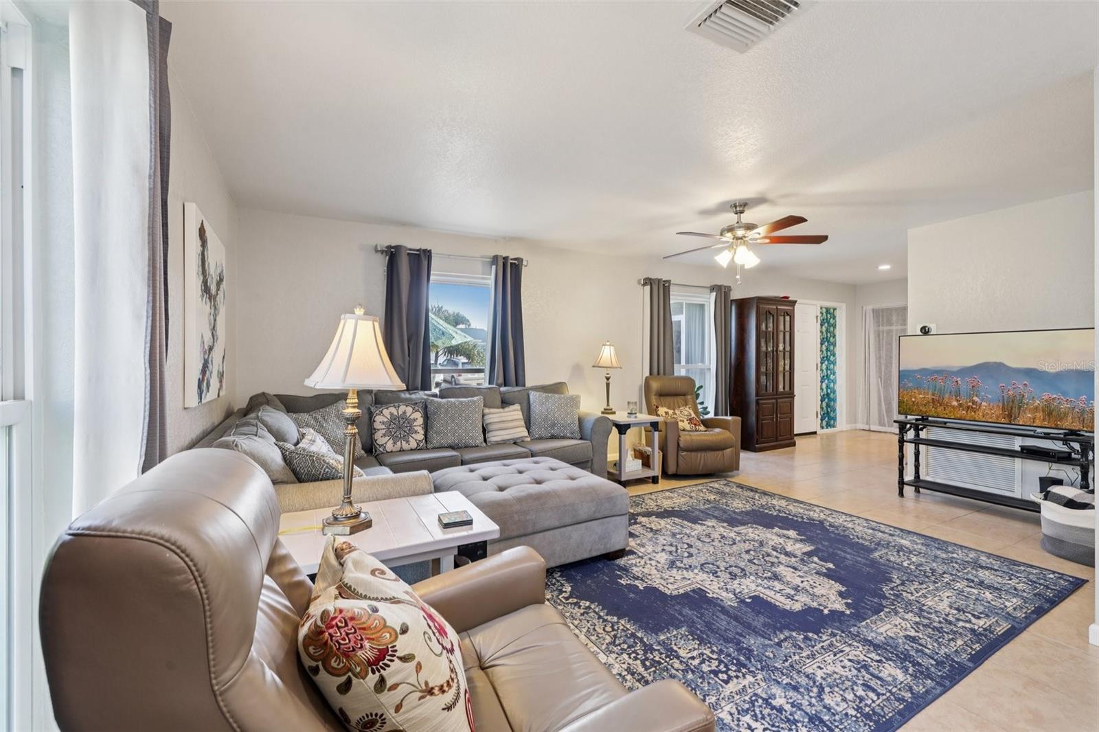 LAKES UNIT I THE - Residential