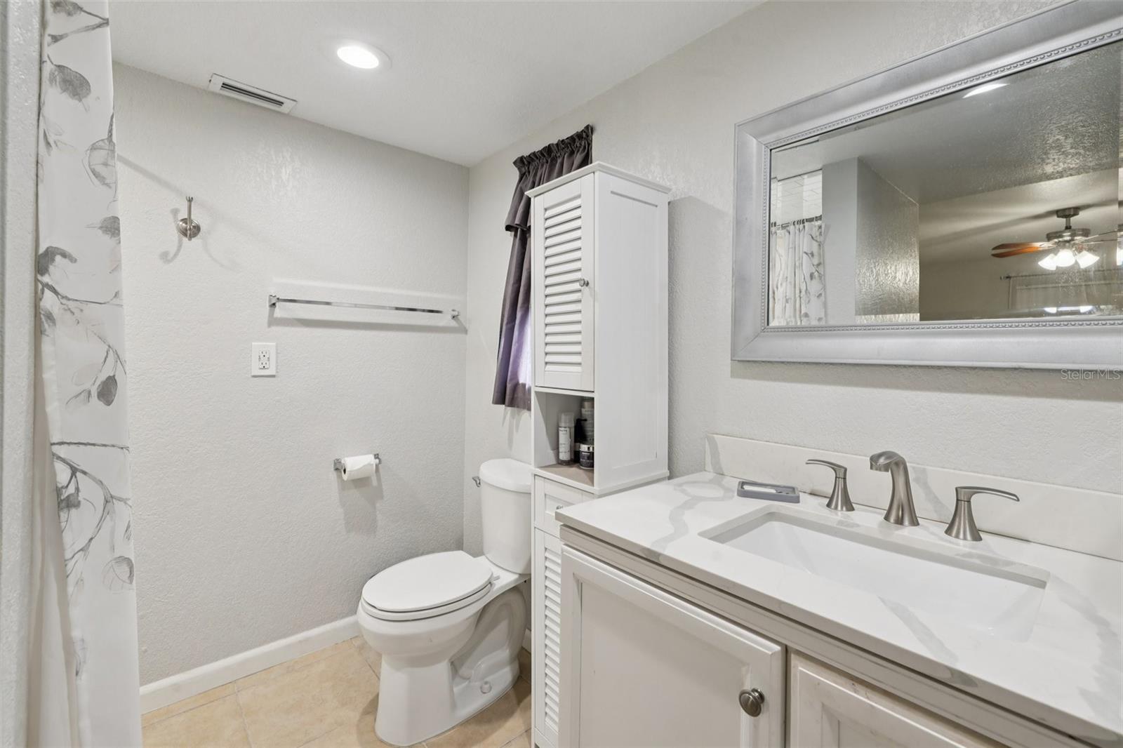 LAKES UNIT I THE - Residential