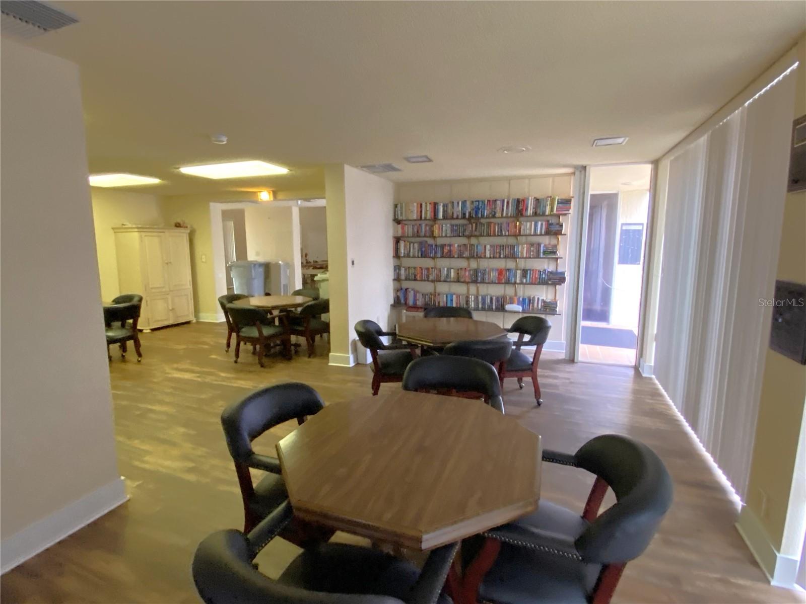 LAKES UNIT I THE - Residential