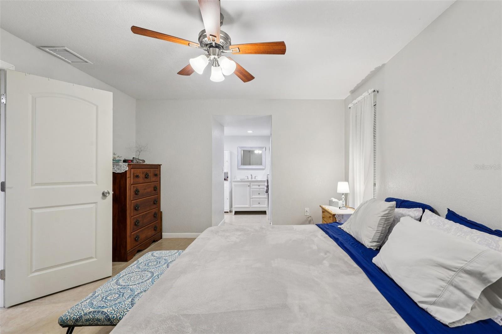 LAKES UNIT I THE - Residential