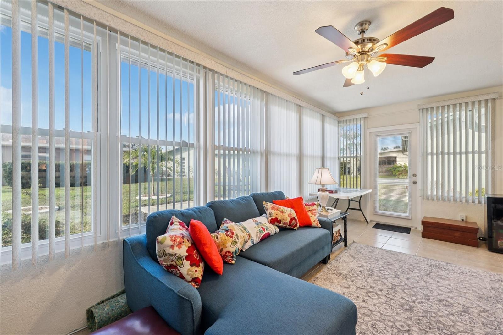 LAKES UNIT I THE - Residential