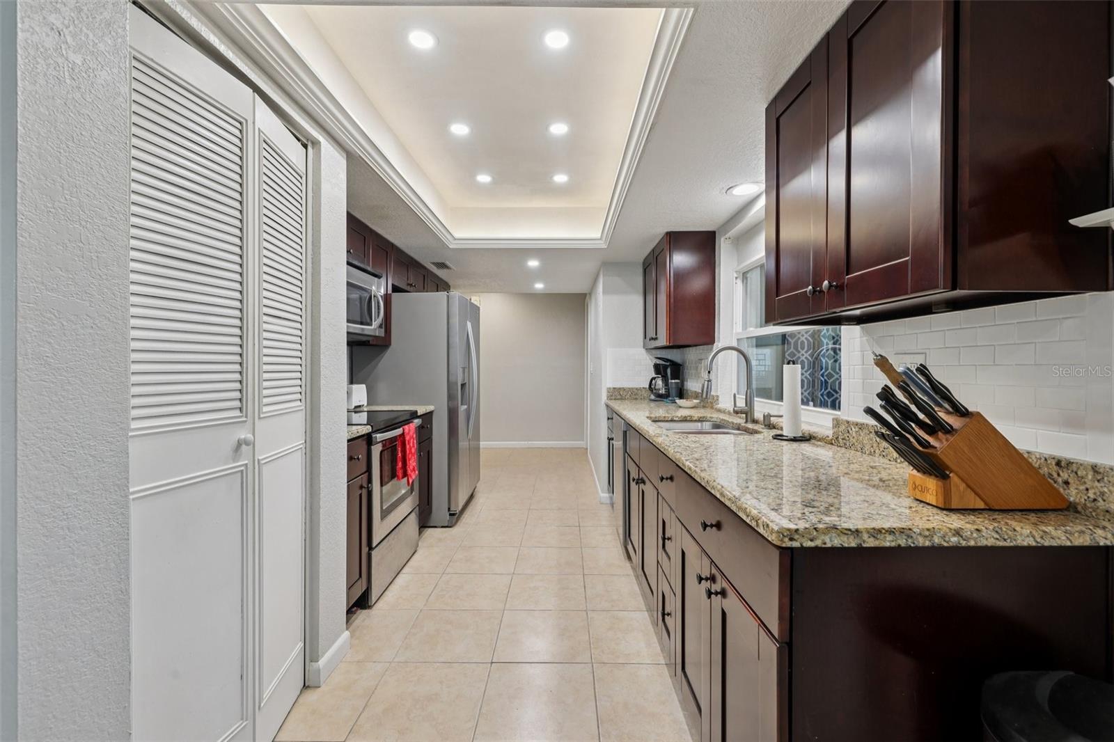 LAKES UNIT I THE - Residential