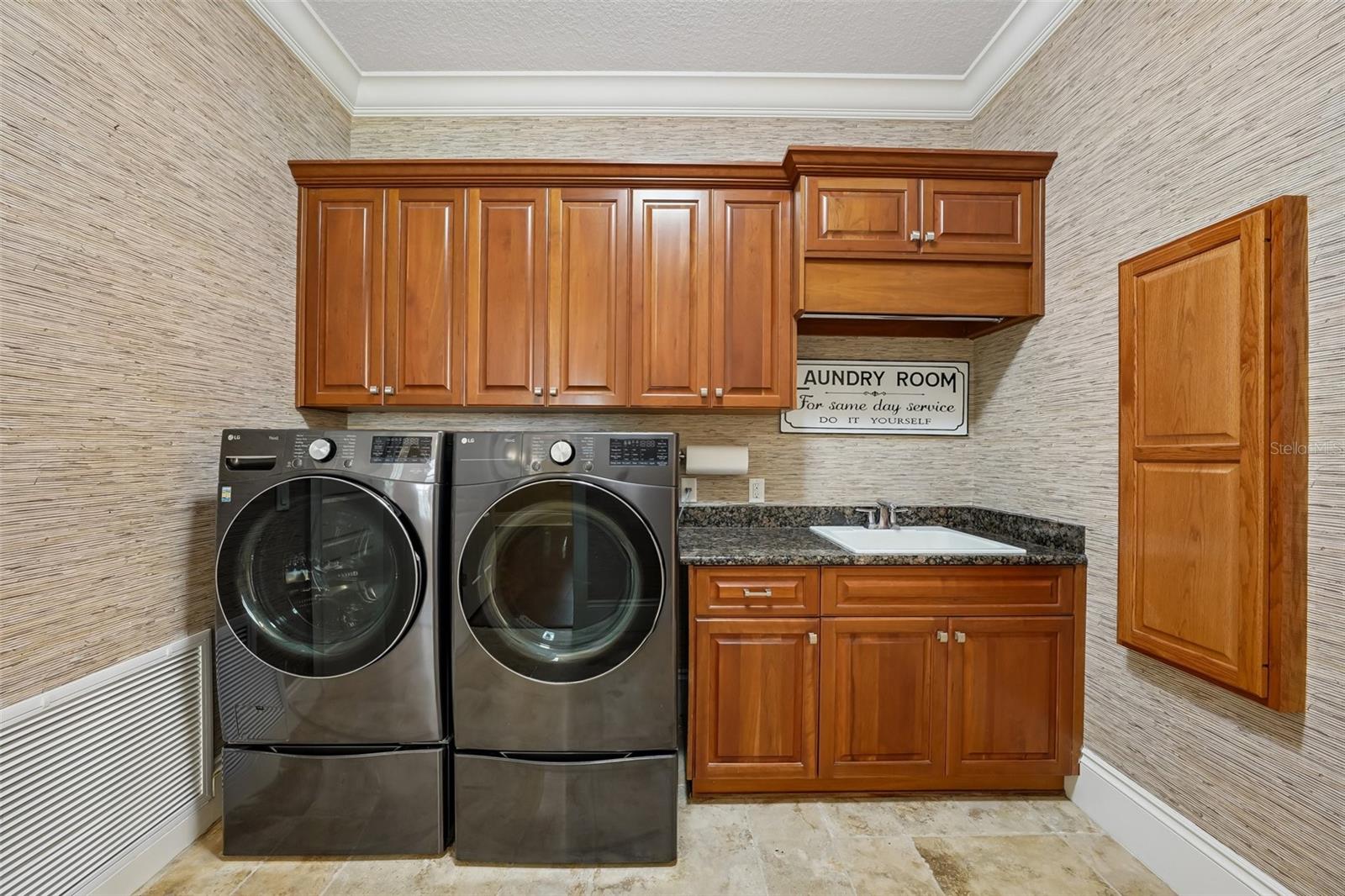 SANCTUARY ON LIVINGSTON PH - Residential