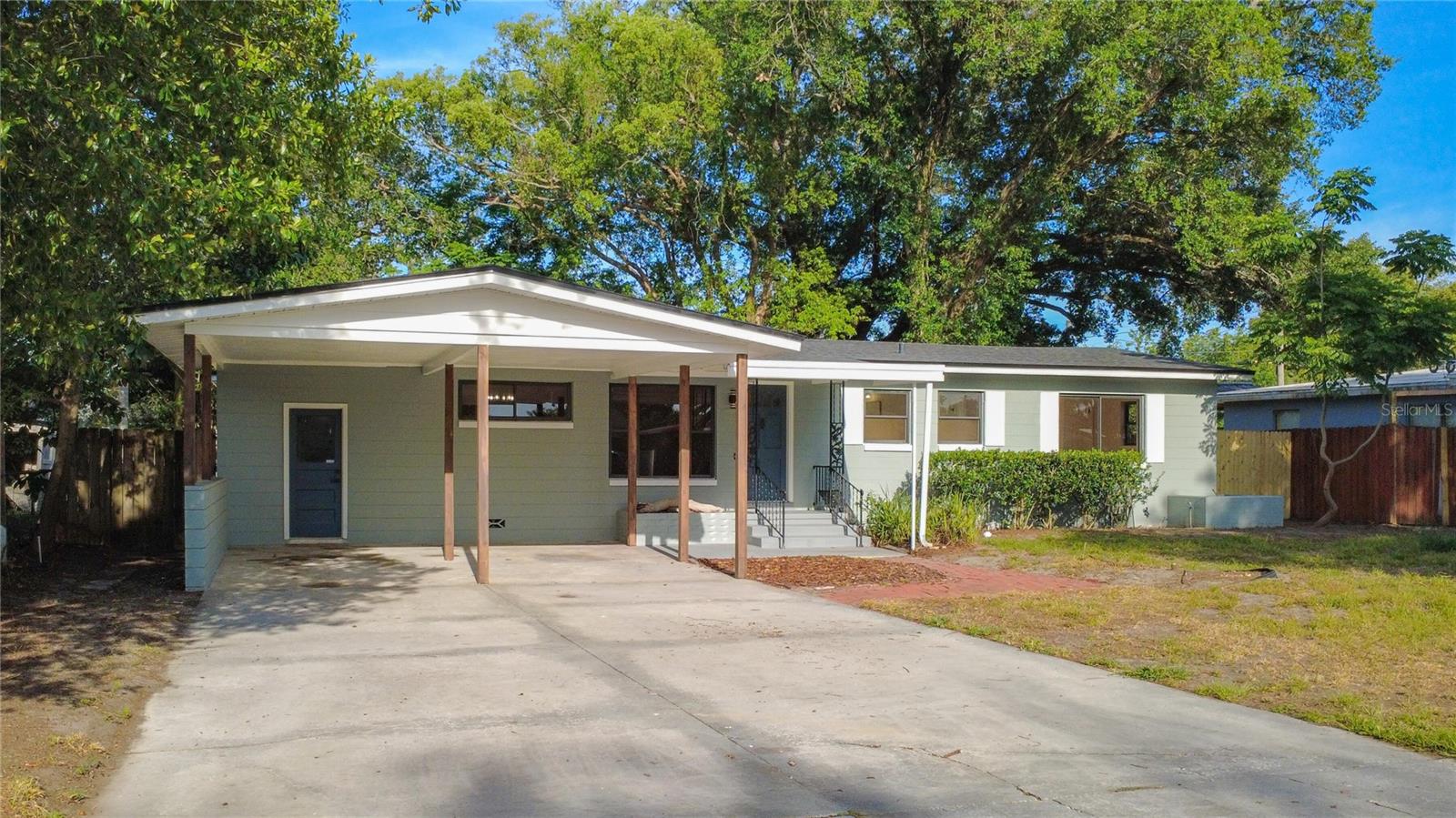CRYSTAL LAKE MANOR - Residential