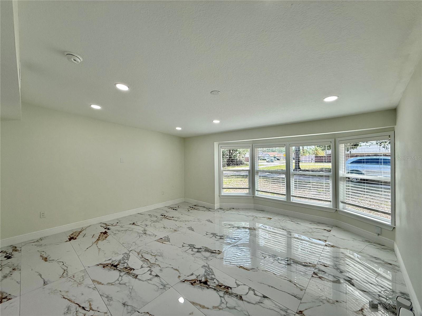 ORLANDO IMPROV CO 03 - Residential Lease