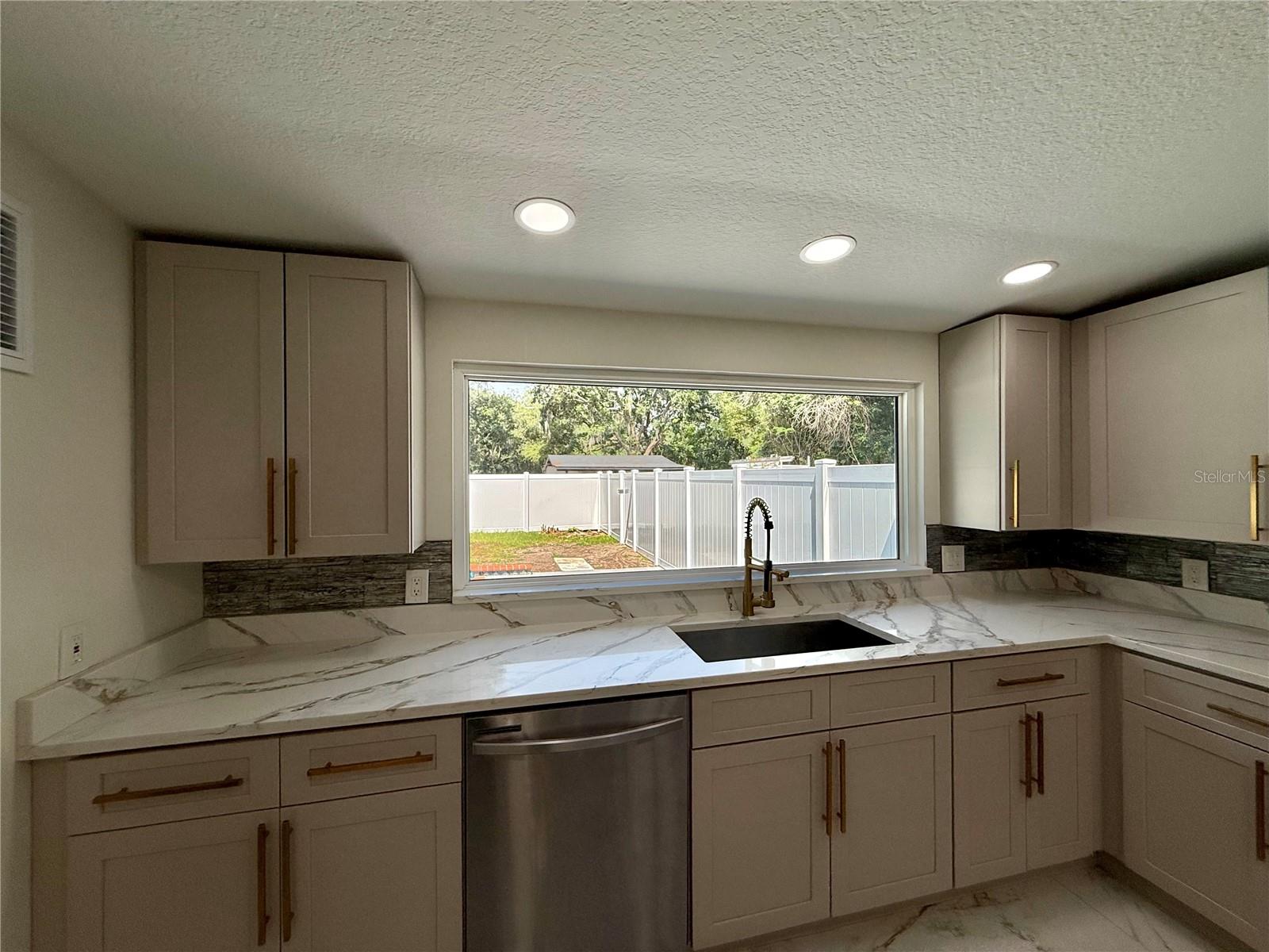 ORLANDO IMPROV CO 03 - Residential Lease