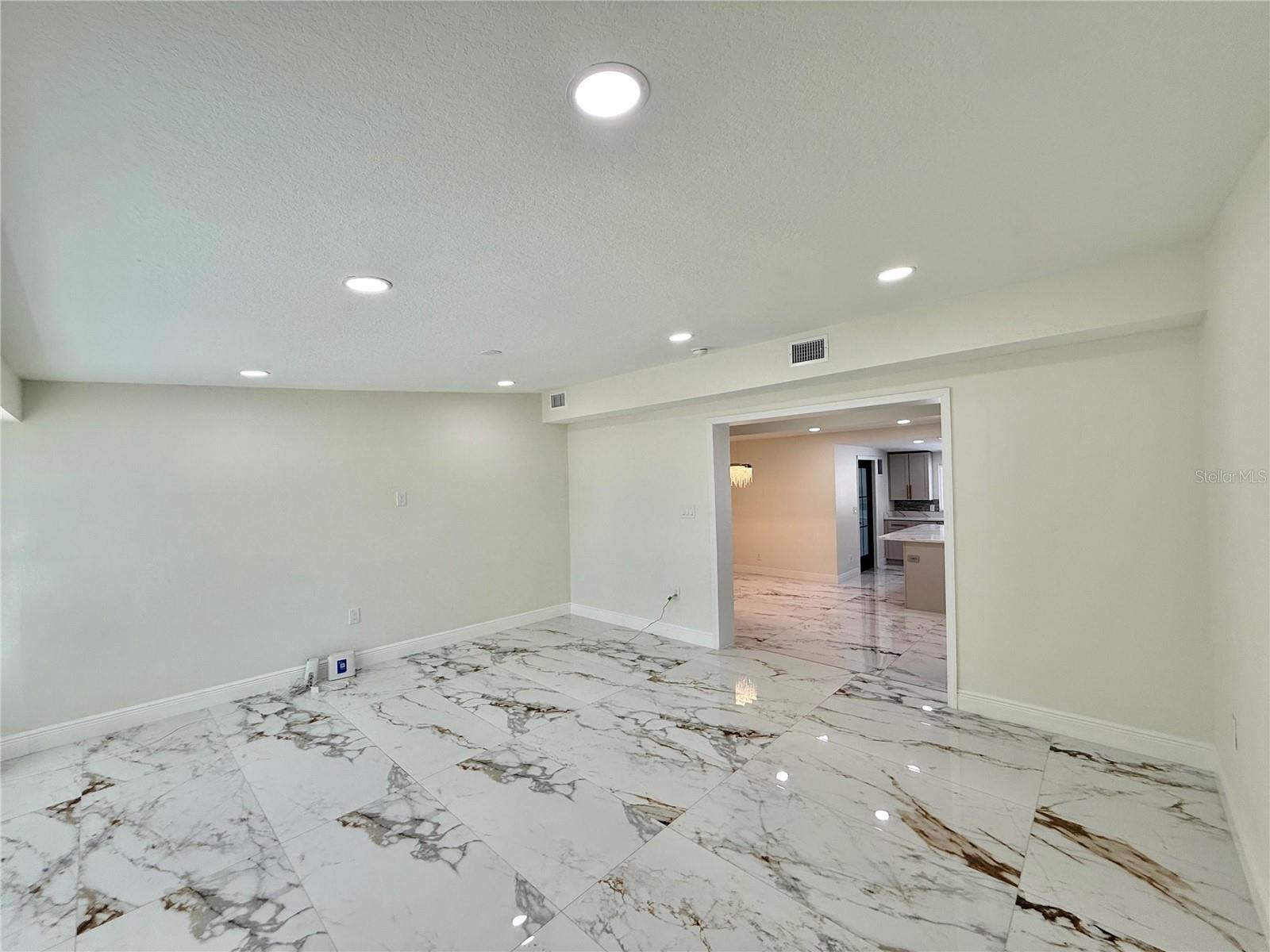 ORLANDO IMPROV CO 03 - Residential Lease