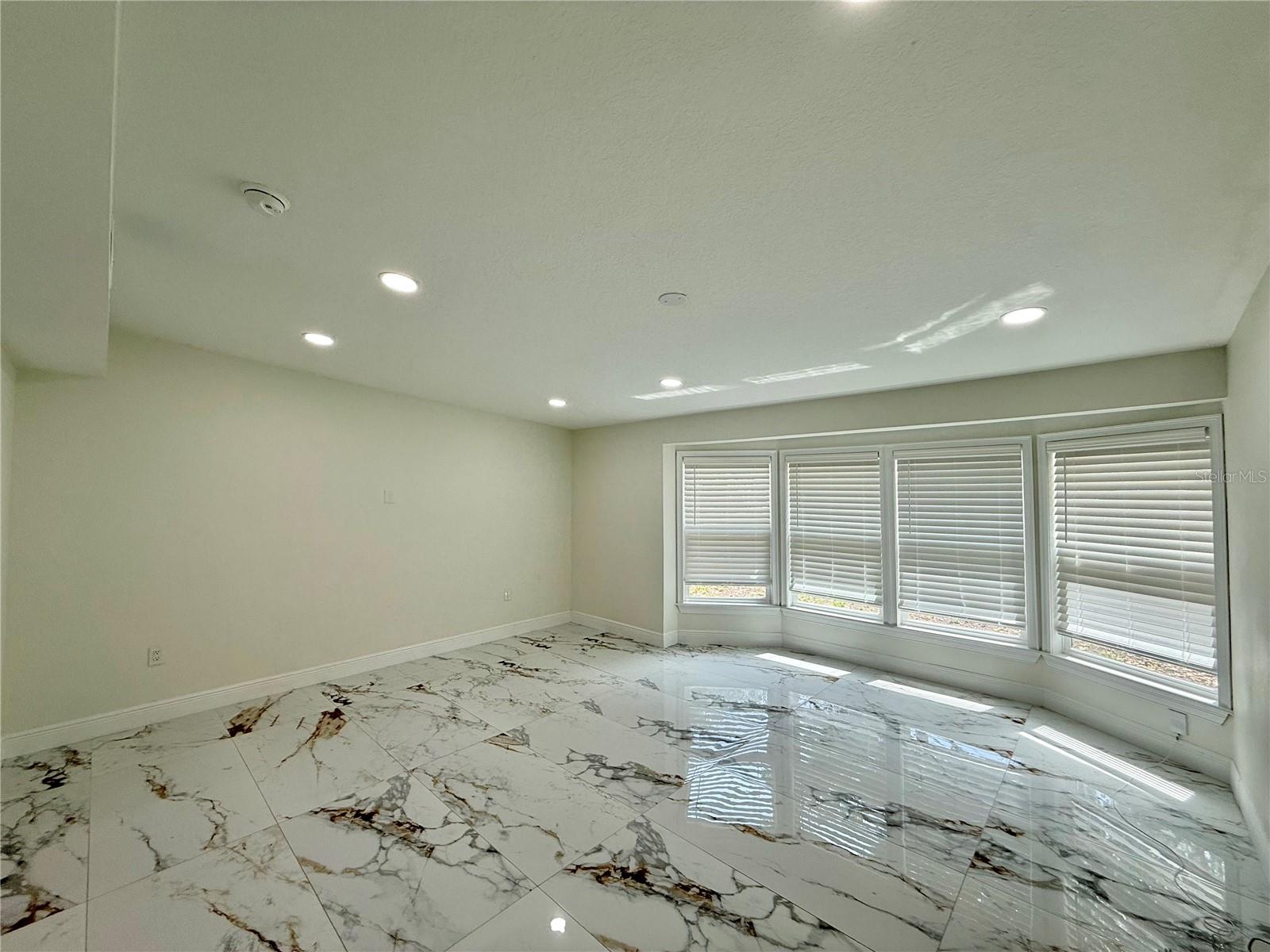 ORLANDO IMPROV CO 03 - Residential Lease