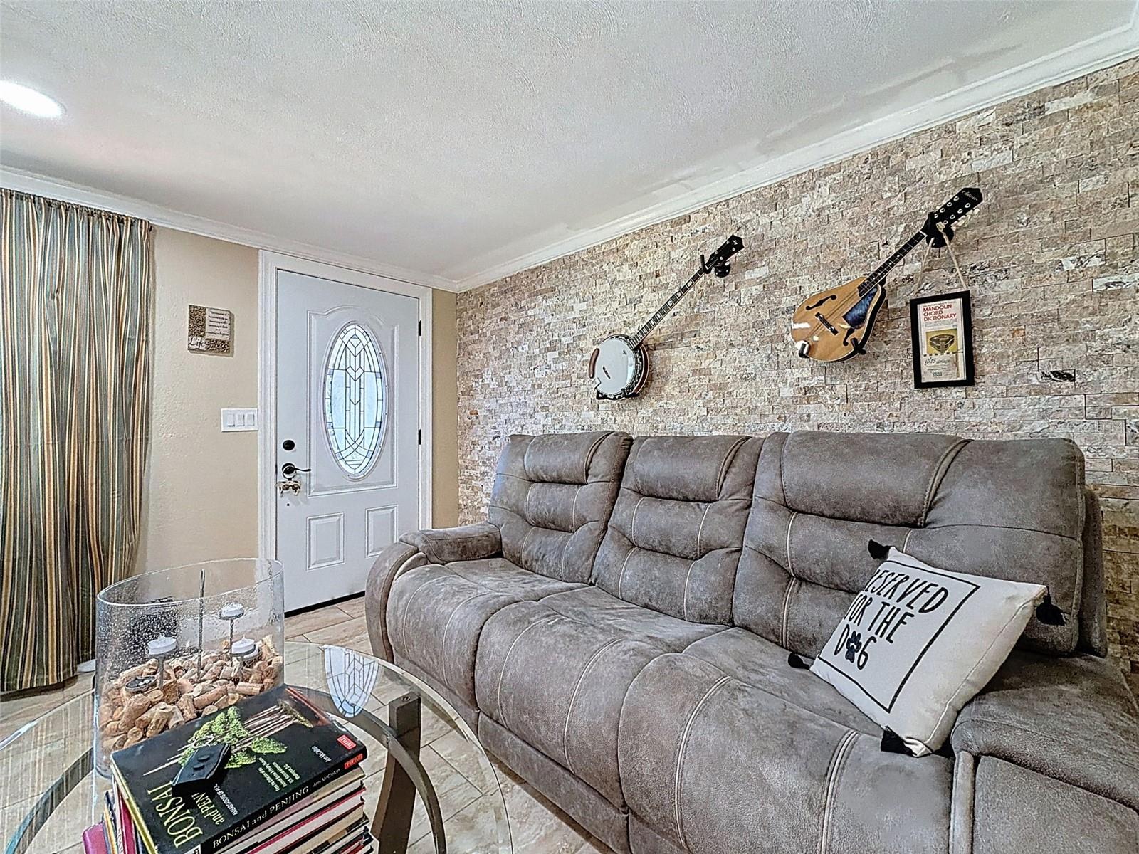 COLONIAL HILLS - Residential