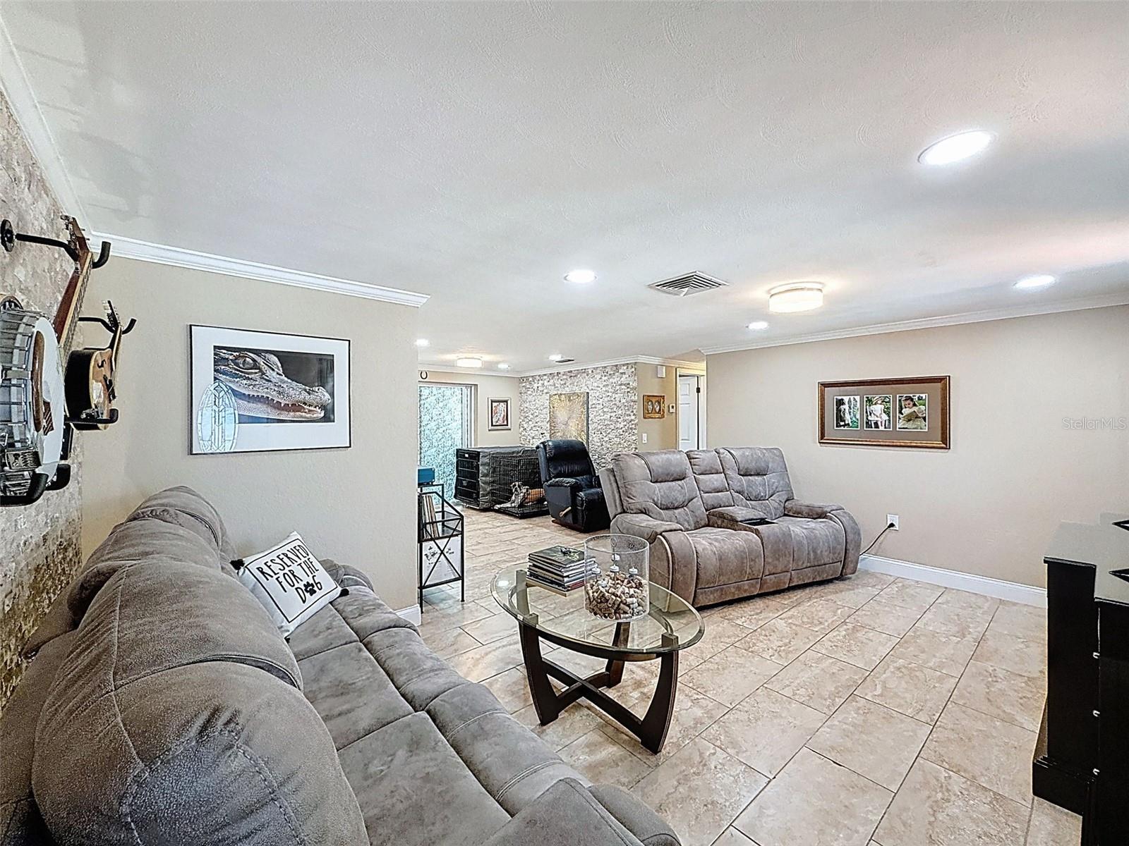 COLONIAL HILLS - Residential