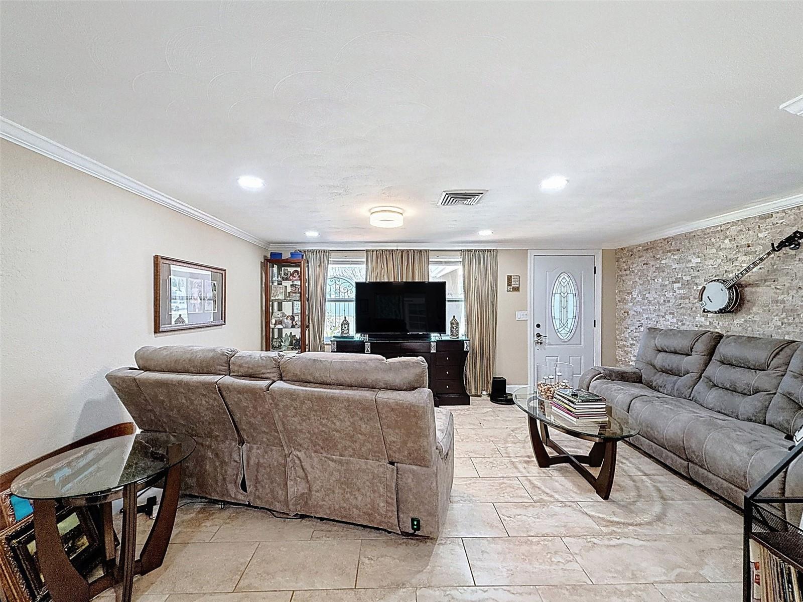 COLONIAL HILLS - Residential