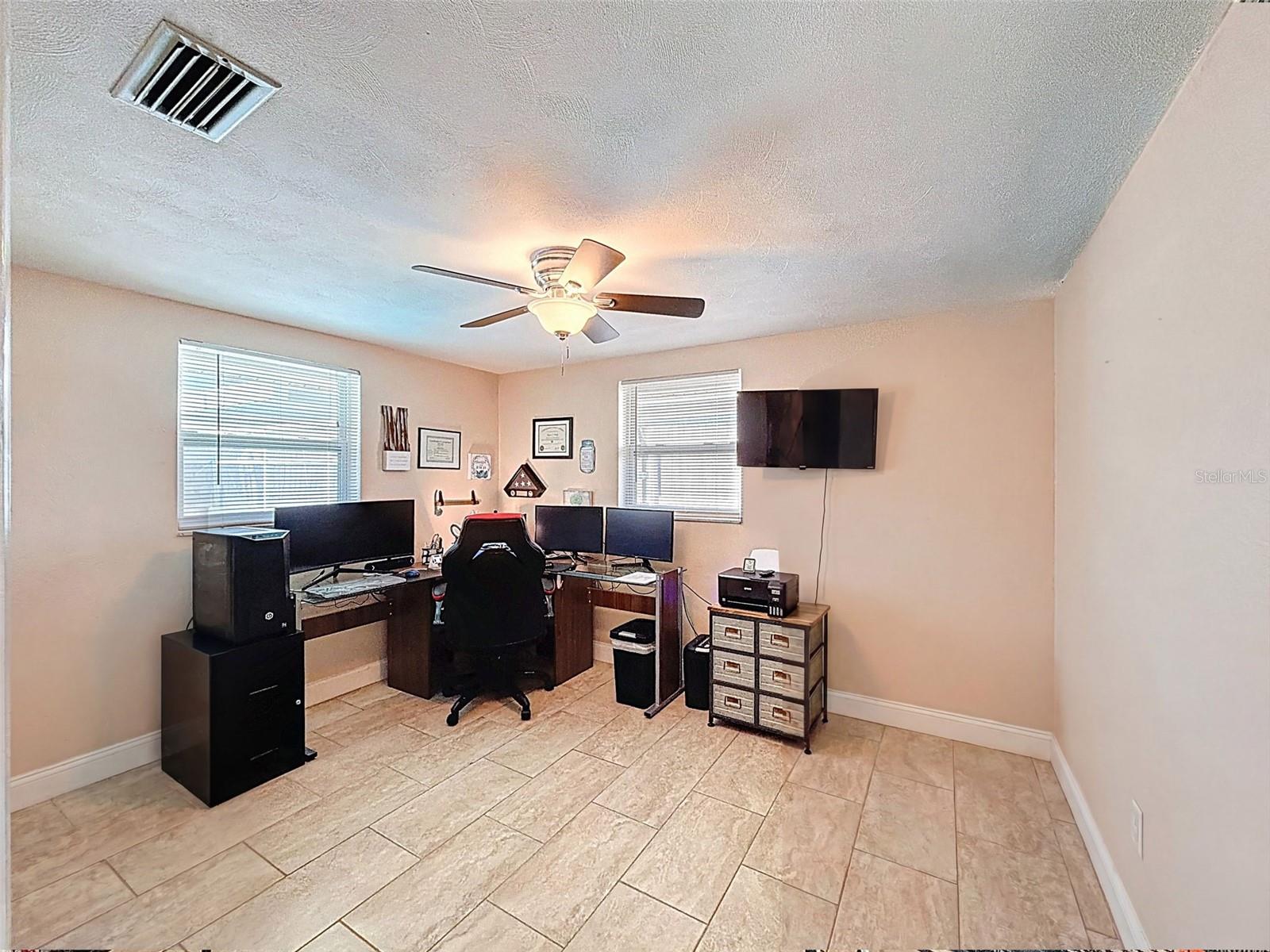 COLONIAL HILLS - Residential