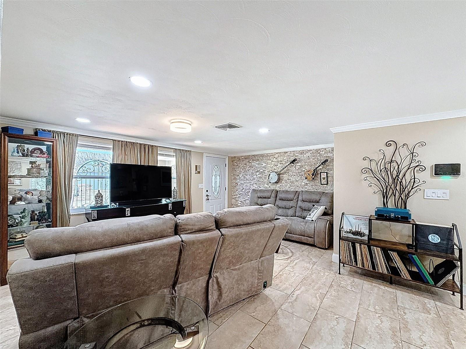 COLONIAL HILLS - Residential