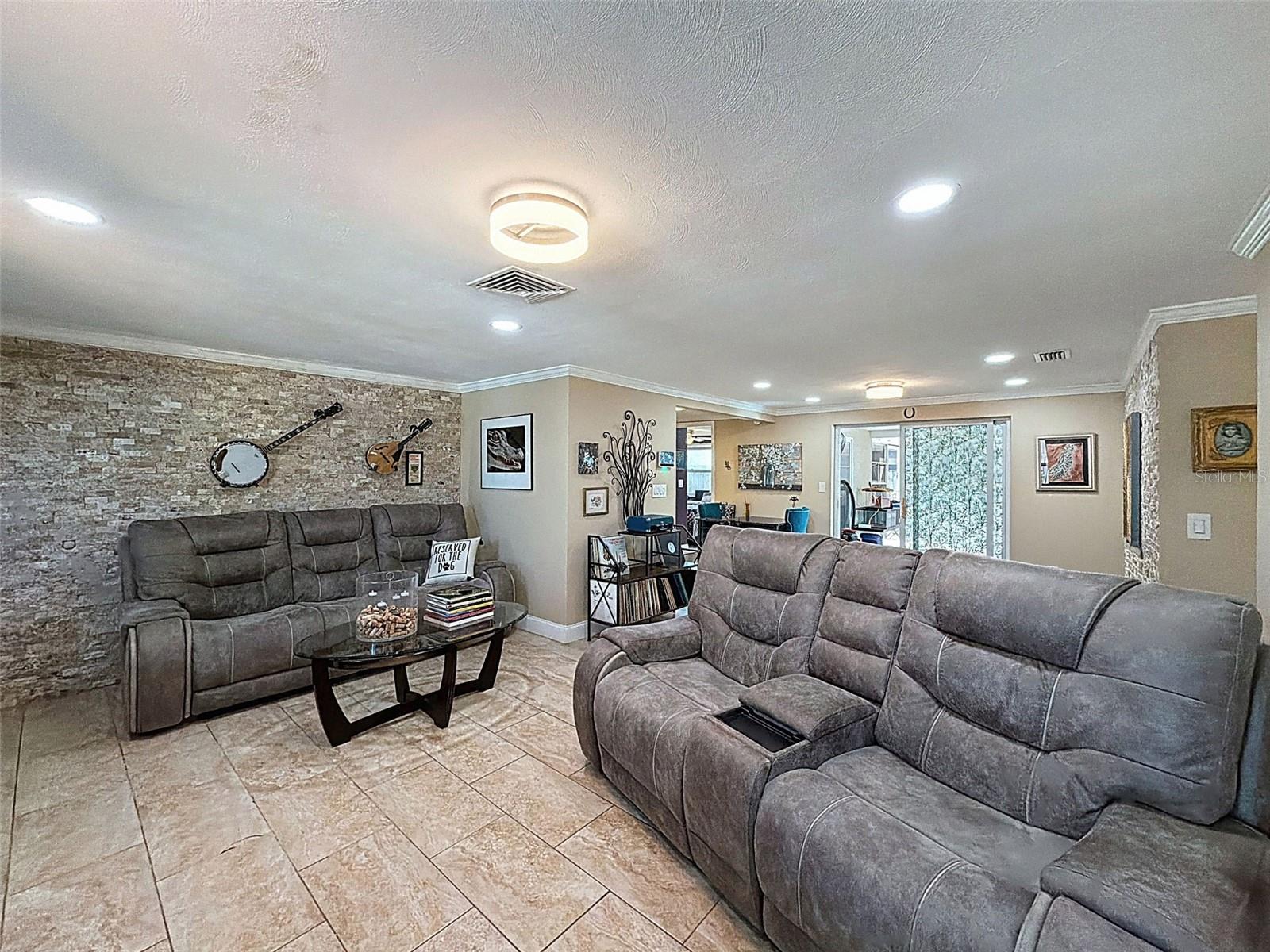 COLONIAL HILLS - Residential