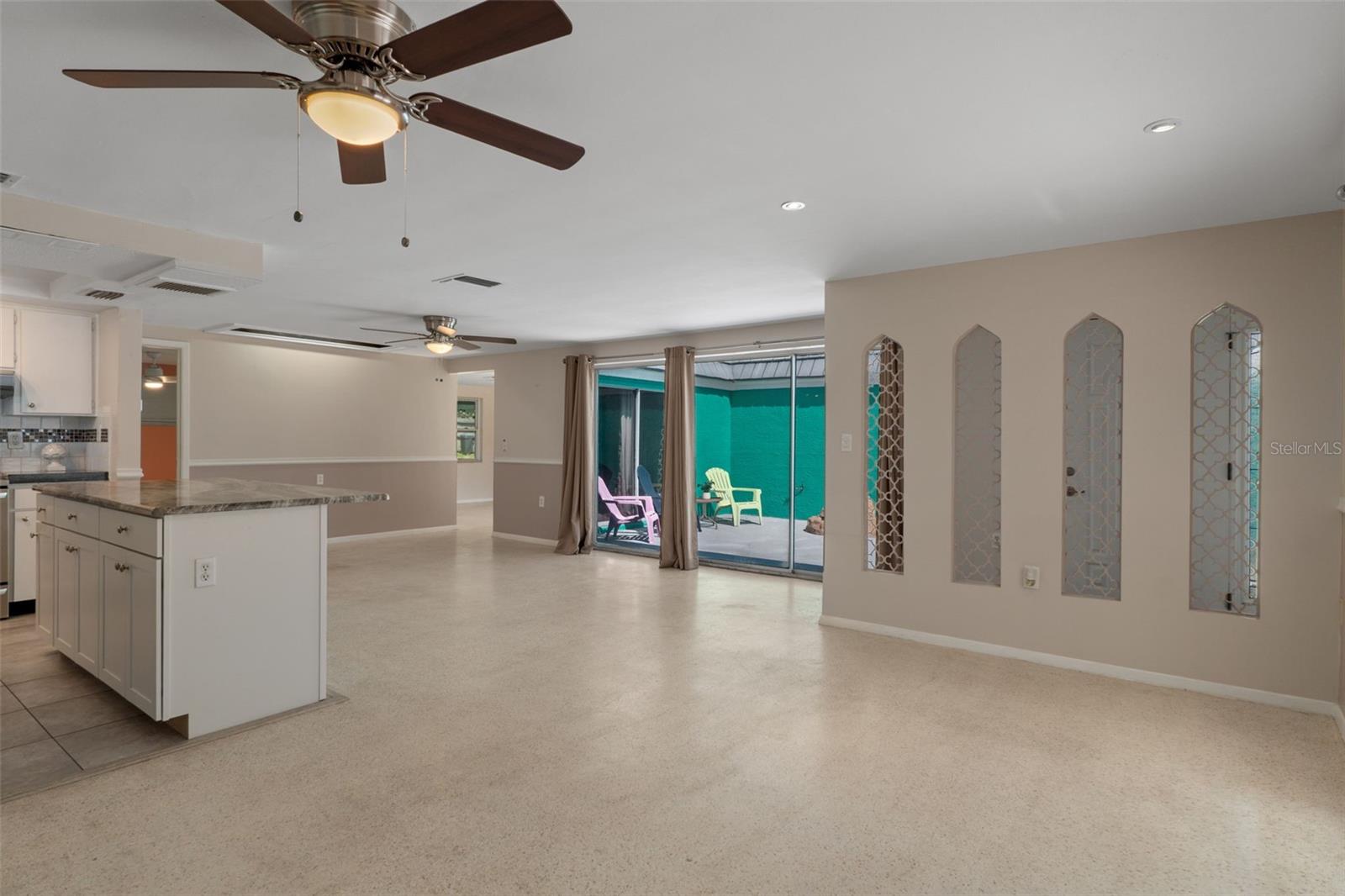 COLONIAL HILLS - Residential