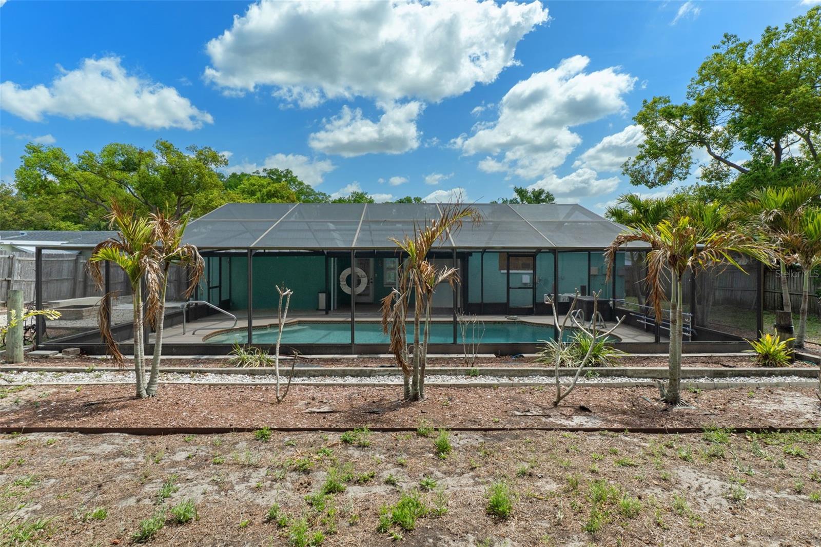 COLONIAL HILLS - Residential