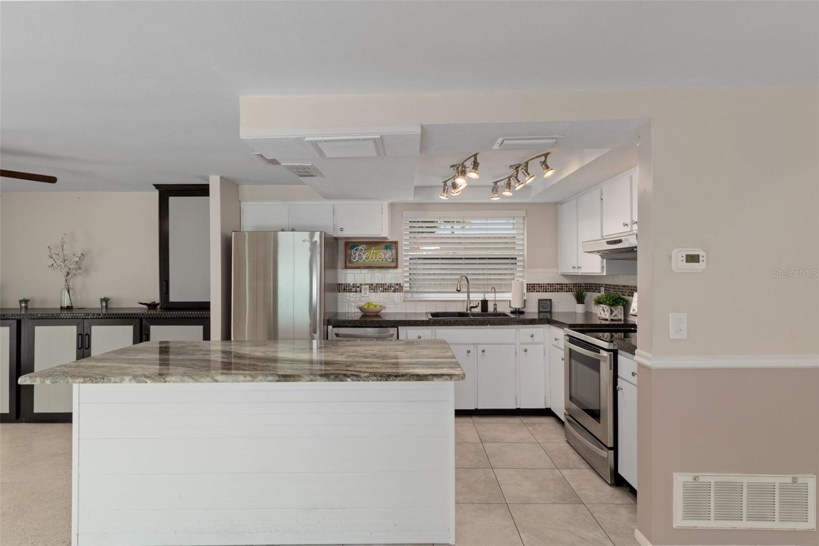 COLONIAL HILLS - Residential