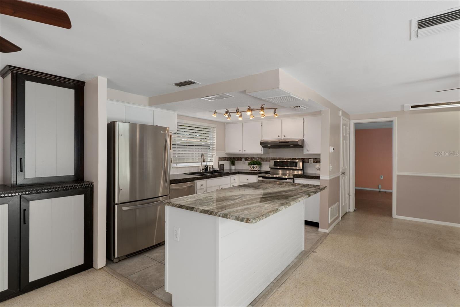 COLONIAL HILLS - Residential