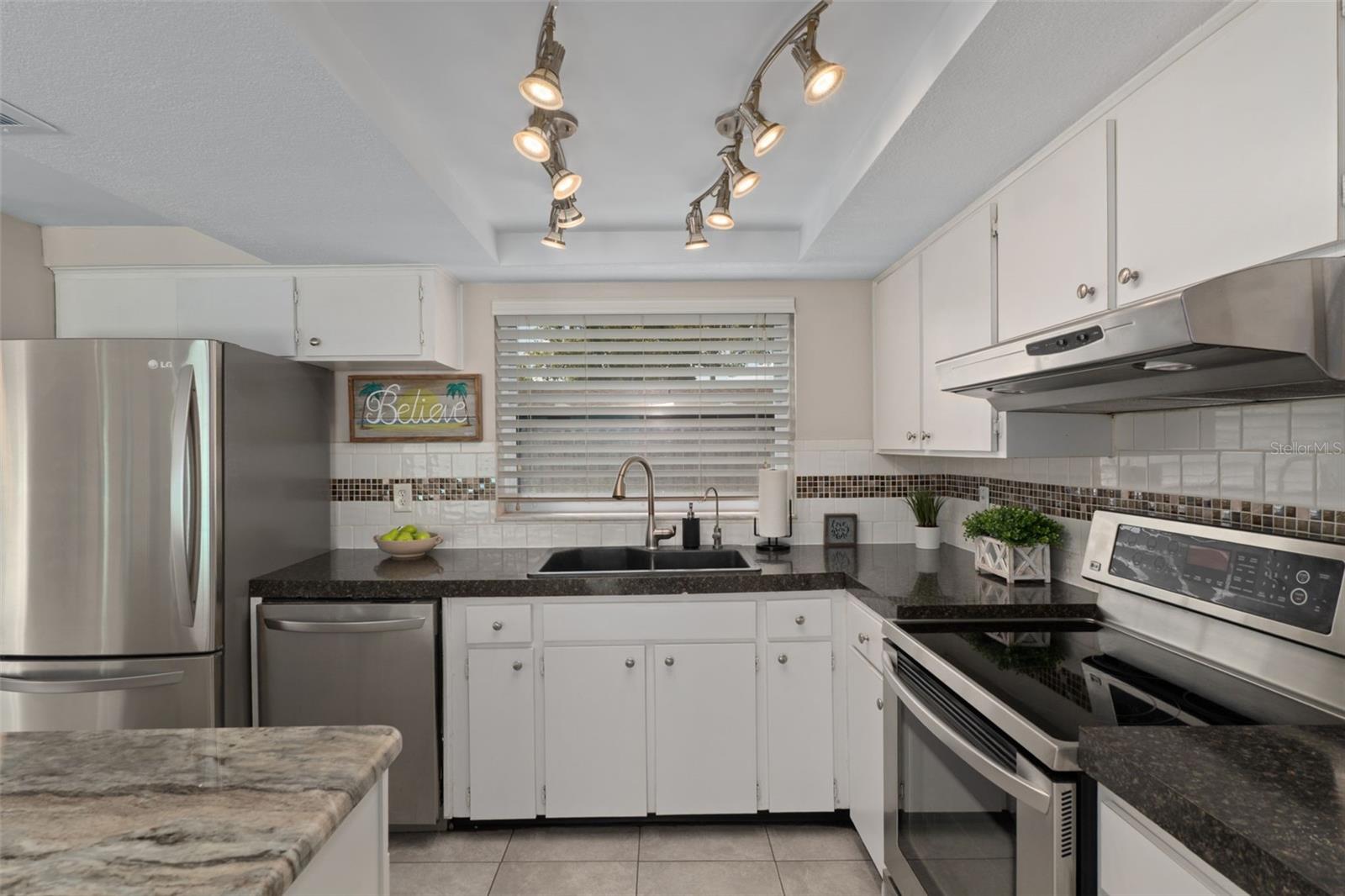 COLONIAL HILLS - Residential