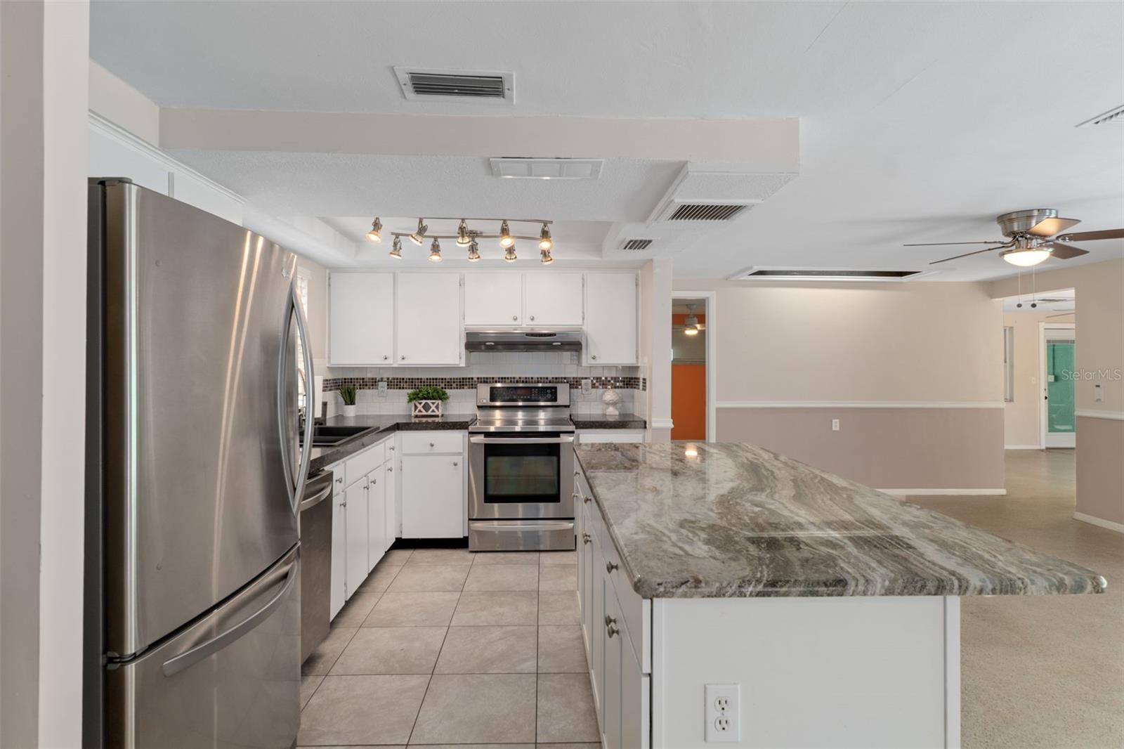 COLONIAL HILLS - Residential