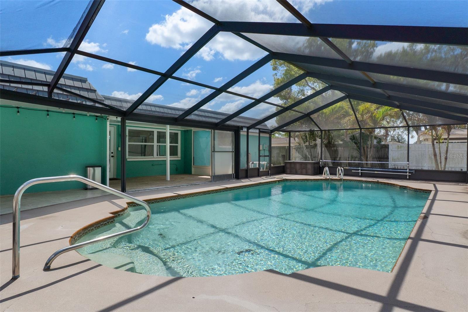 COLONIAL HILLS - Residential