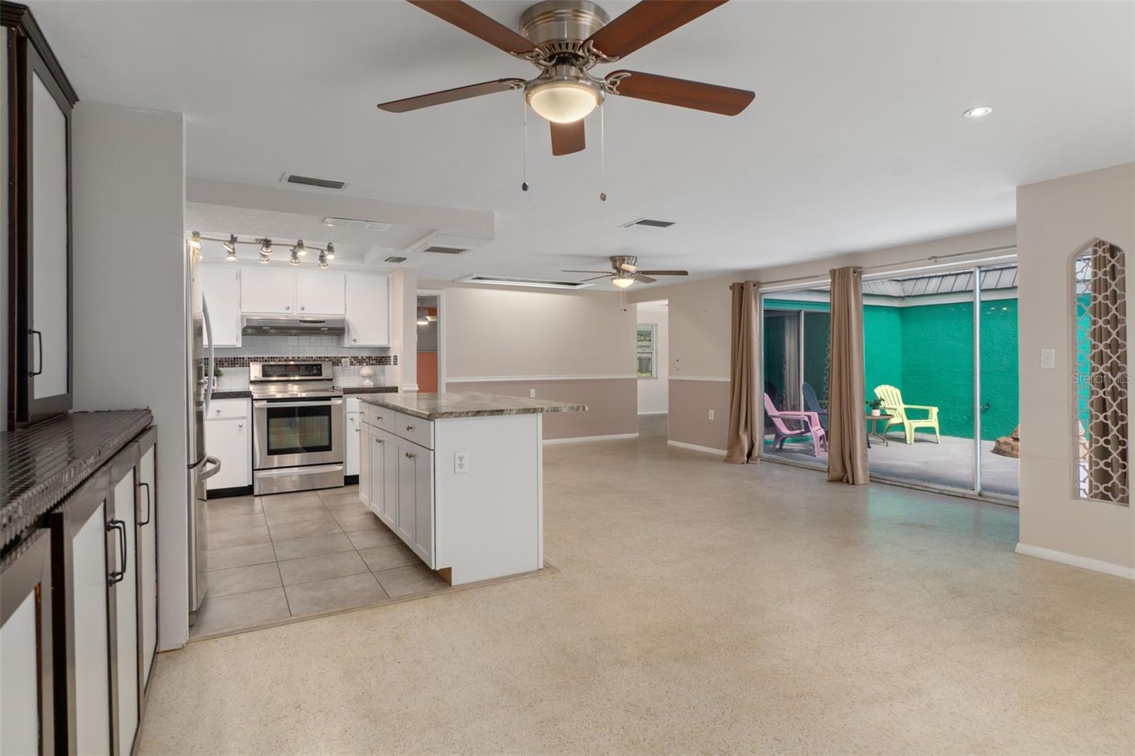 COLONIAL HILLS - Residential