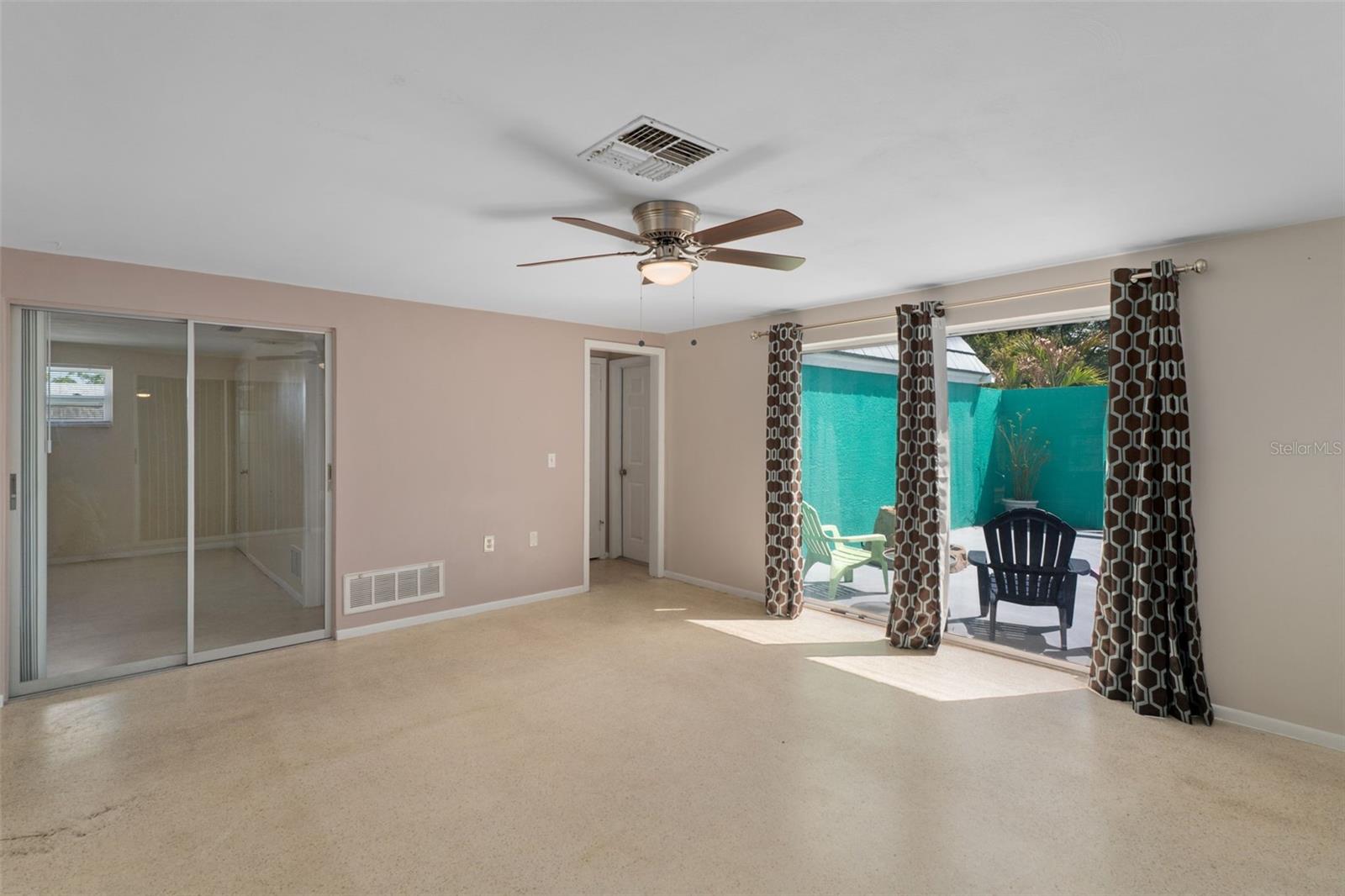 COLONIAL HILLS - Residential