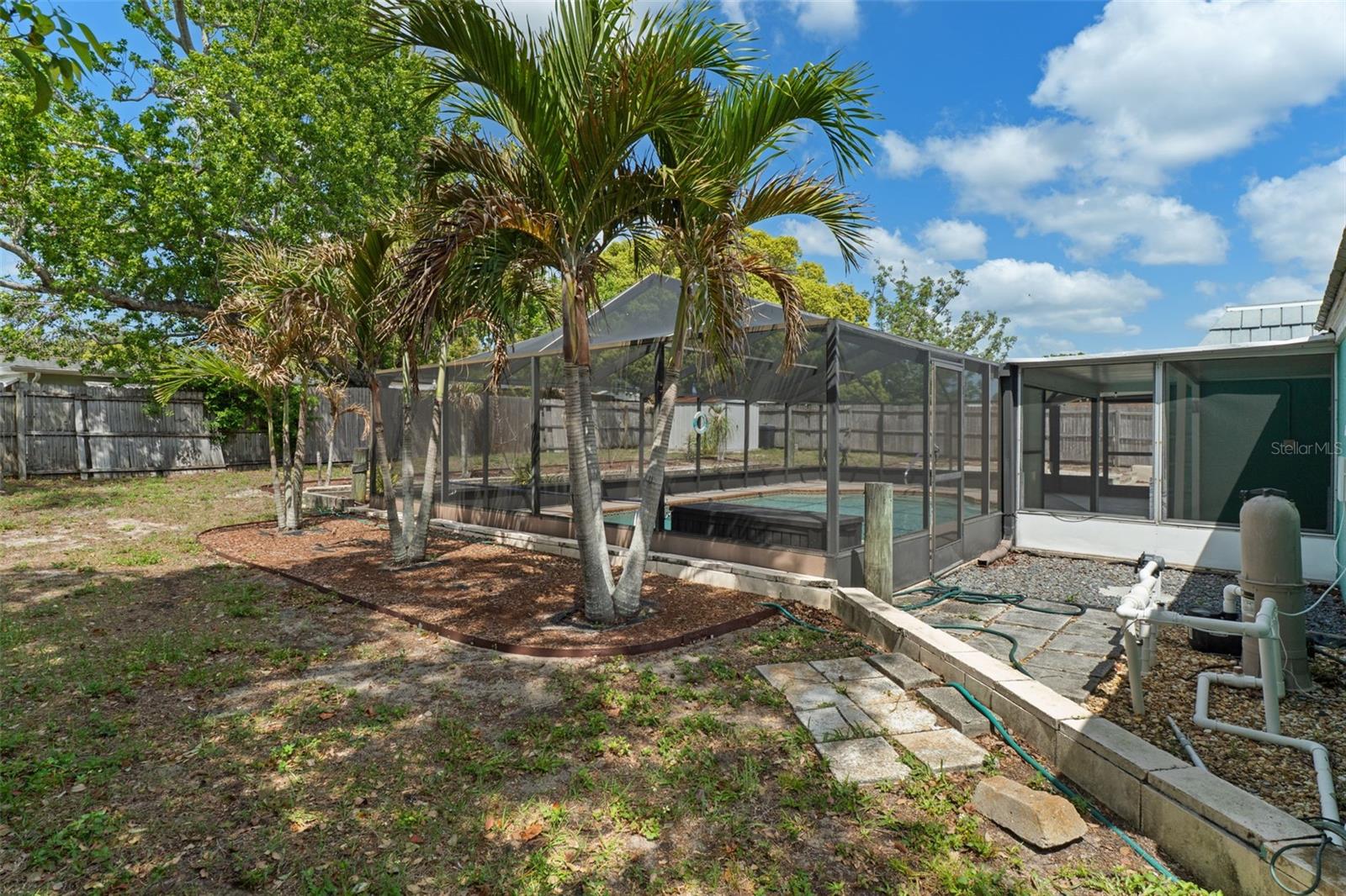 COLONIAL HILLS - Residential