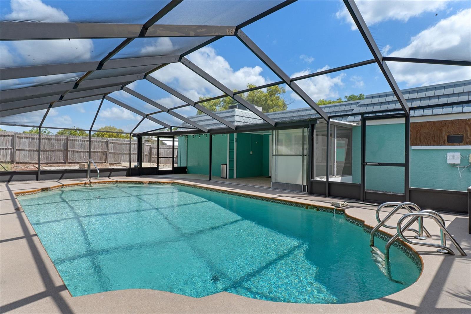 COLONIAL HILLS - Residential