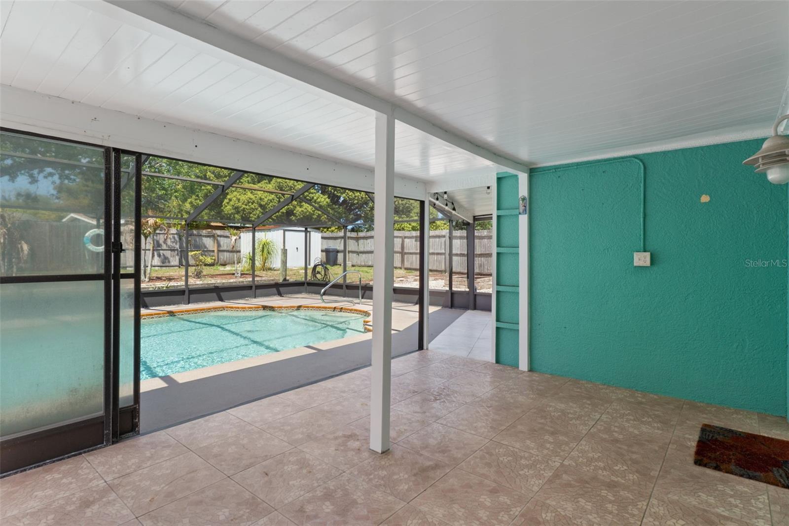 COLONIAL HILLS - Residential