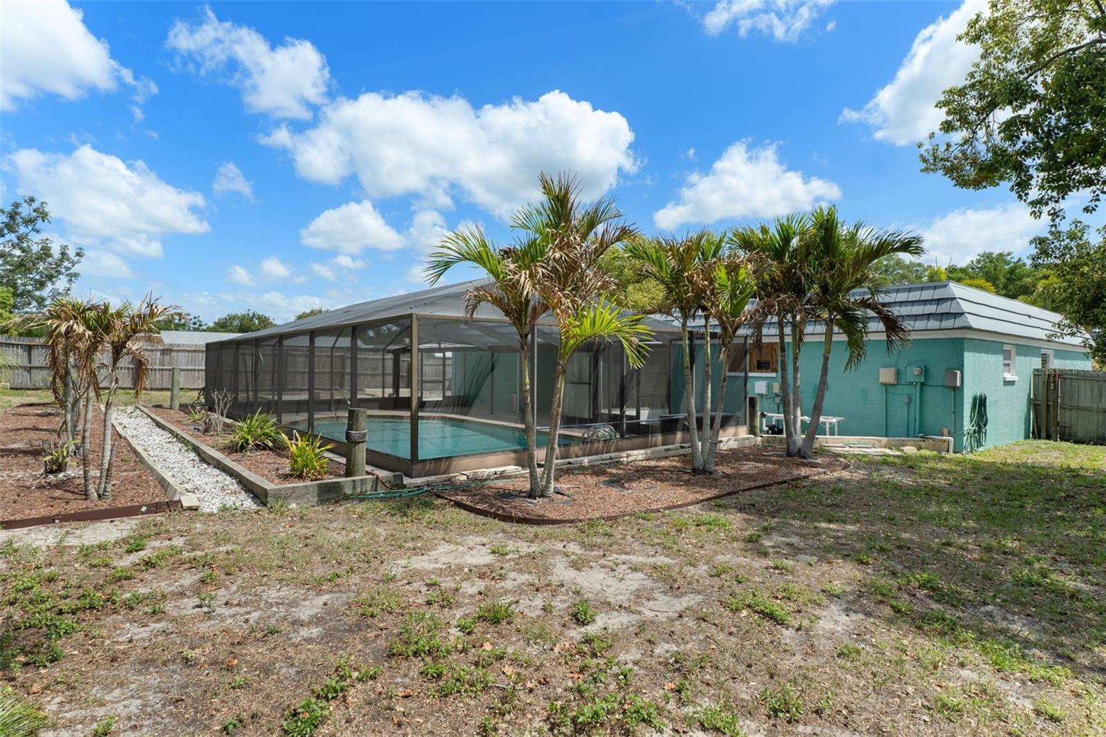 COLONIAL HILLS - Residential