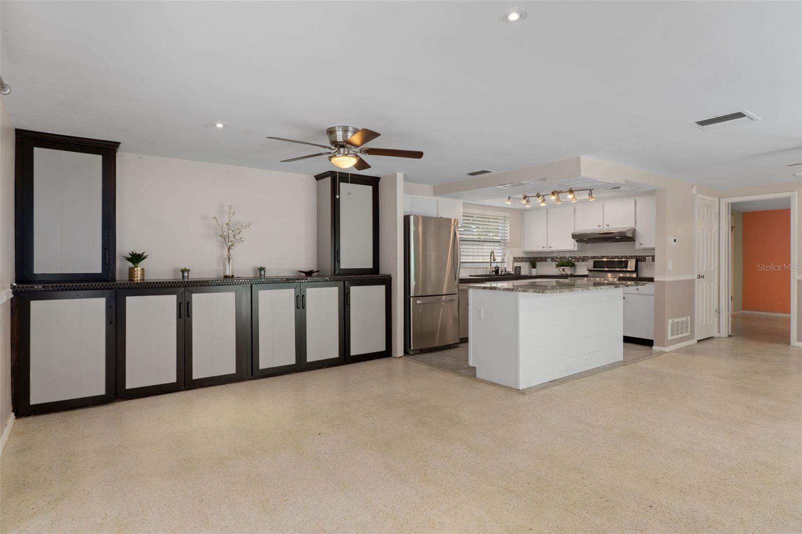 COLONIAL HILLS - Residential