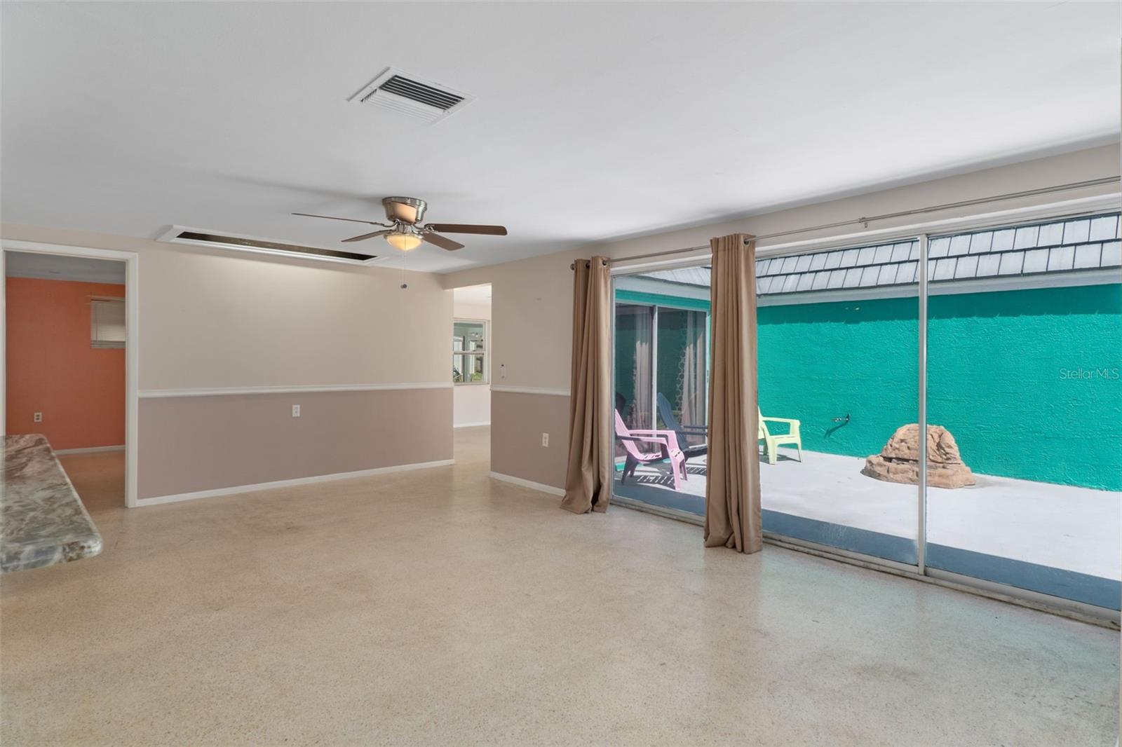 COLONIAL HILLS - Residential