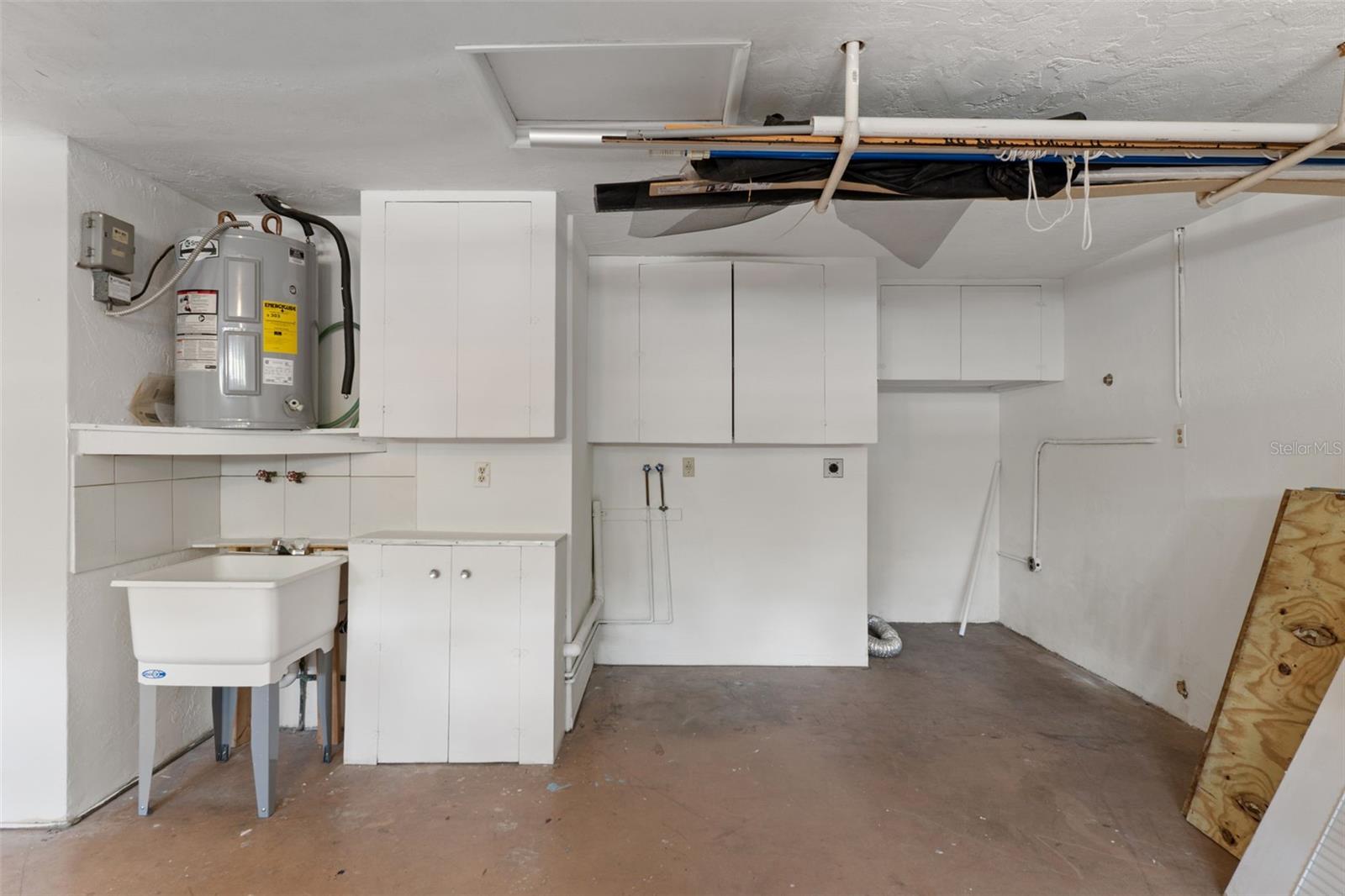 COLONIAL HILLS - Residential